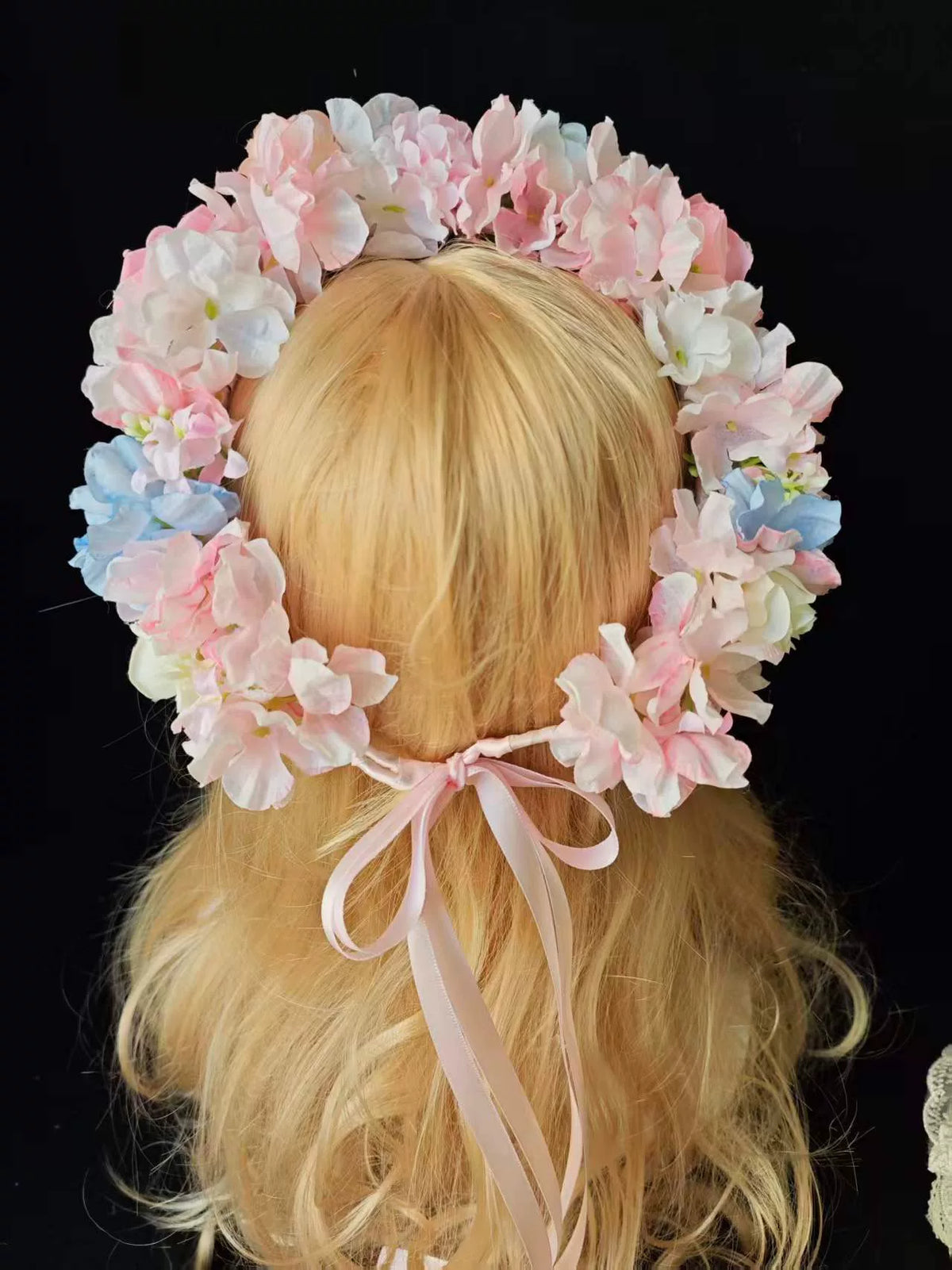 Handgjort blomsterkranspannband rosa blå vit