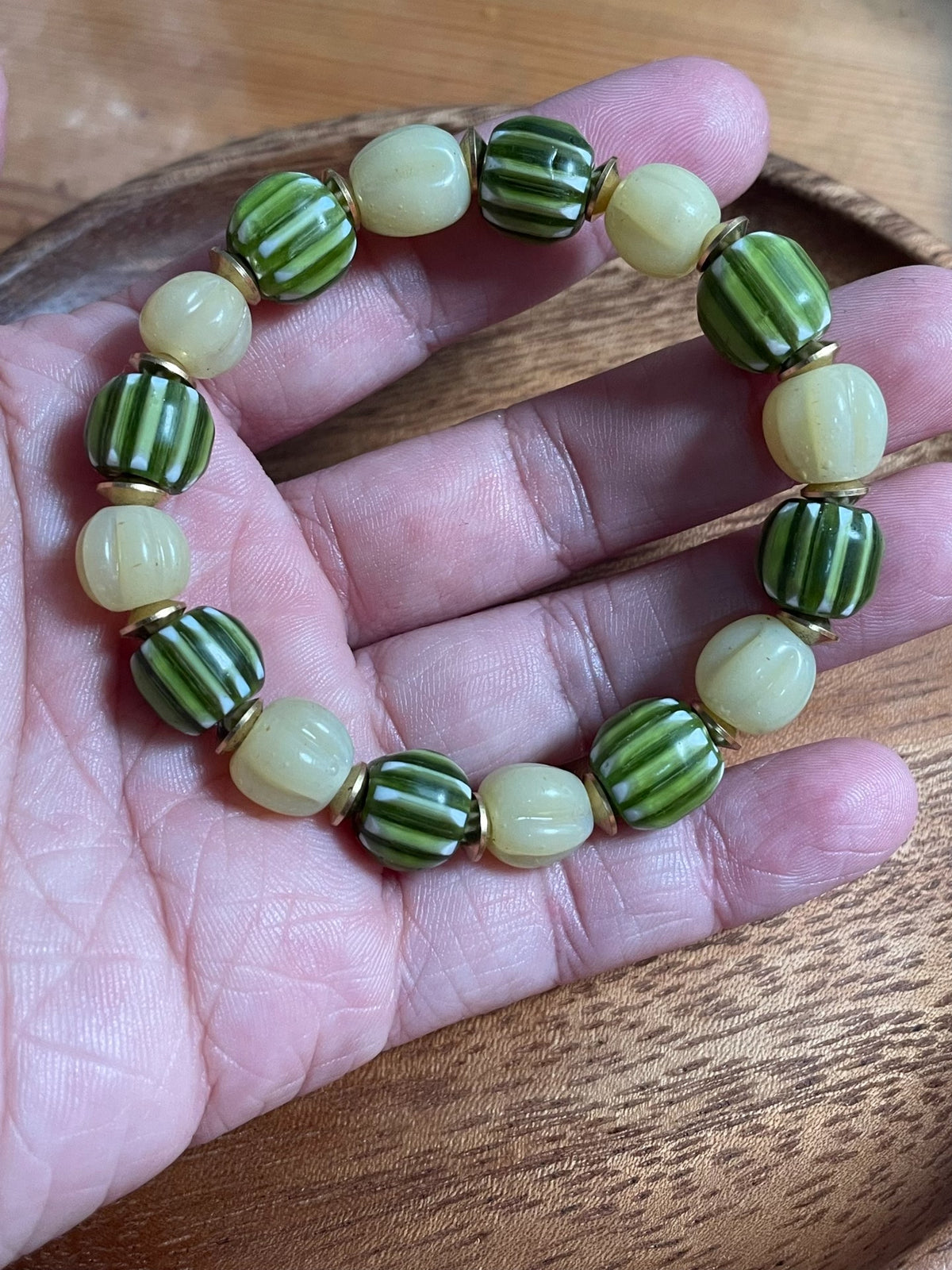 Handgemaakte glaskralen armband groen wit gestreept