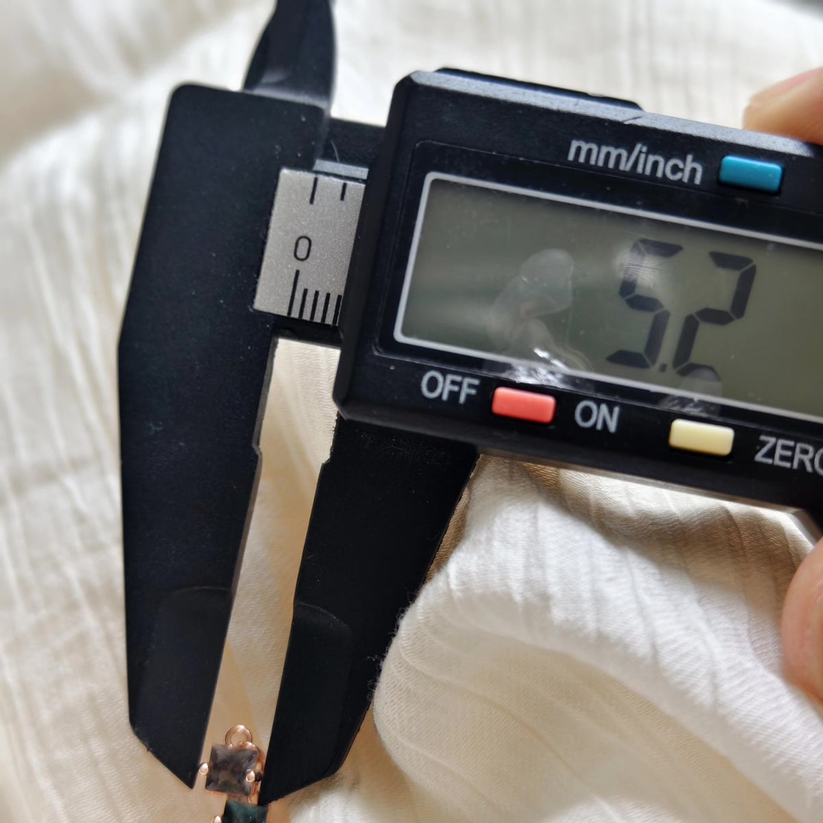 Armband med regnbågsturmalin i kvadrat, rosguld