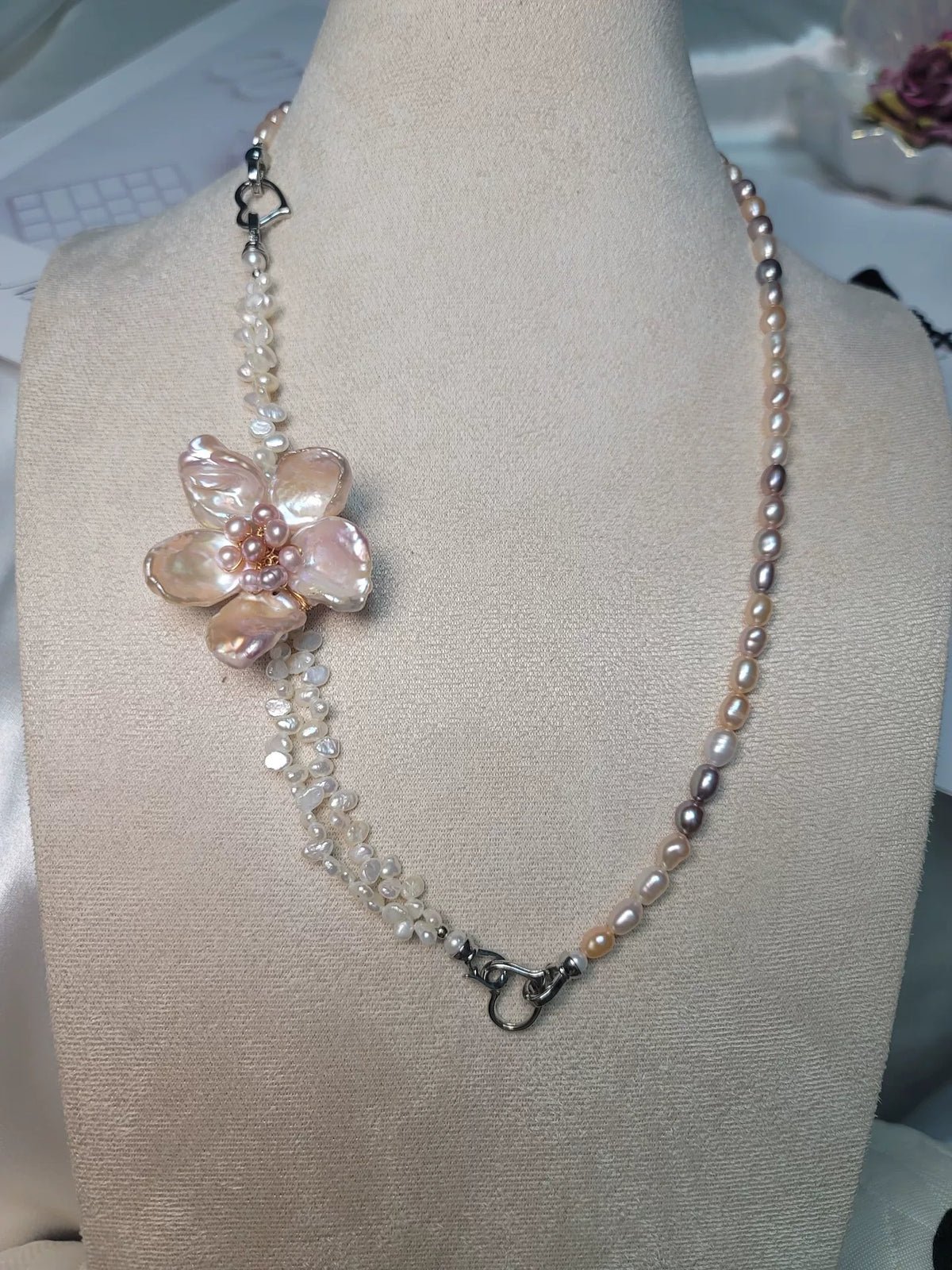 Collier convertible fleur rose en perles naturelles