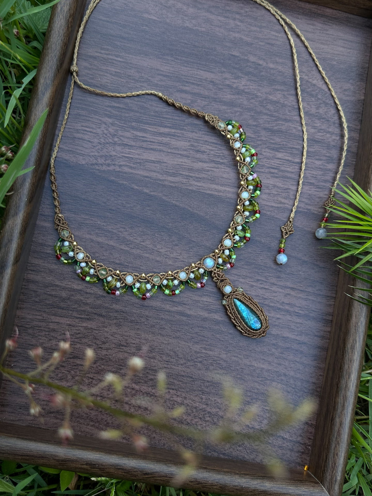 Colar de Macramê de Labradorite Feito à Mão