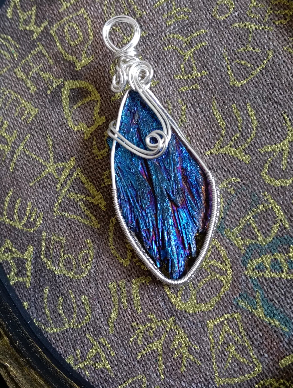 ハンドメイド ワイヤーラッピング 虹色ティアドロップペンダント