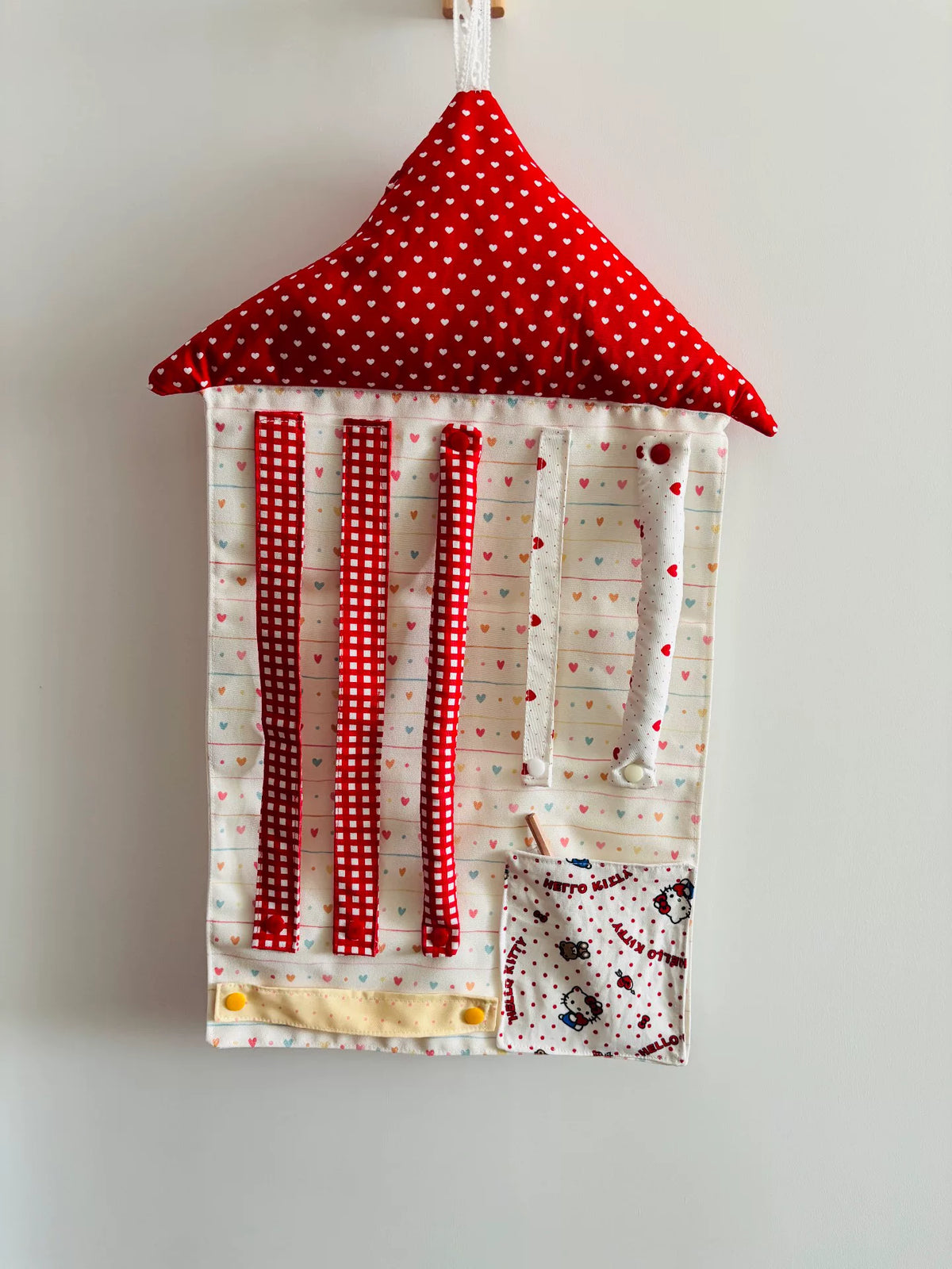 Handgemaakte huisvormige hangorganizer voor haaraccessoires