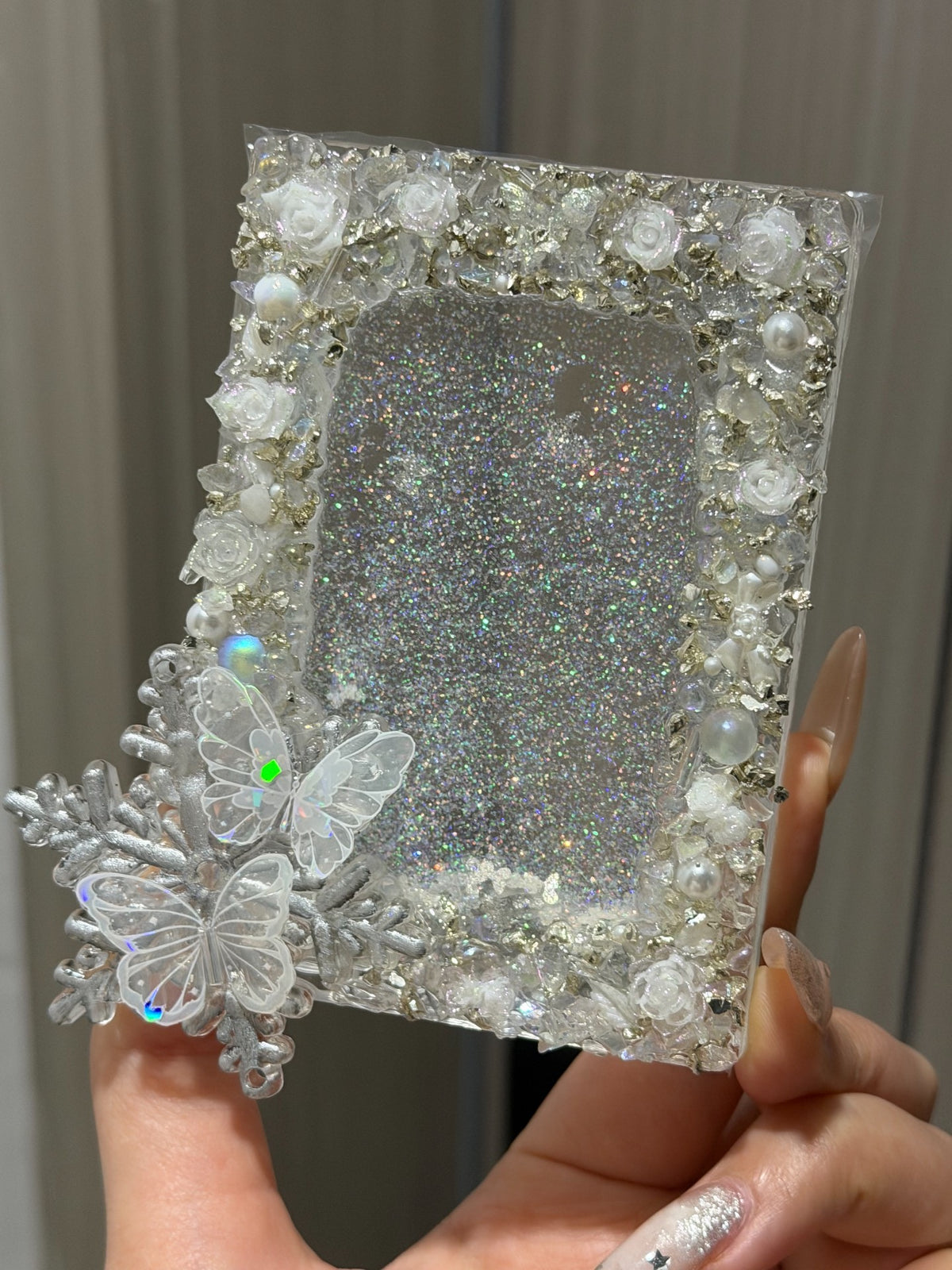 Moldura de Glitter Prateado Quicksand com Borboletas