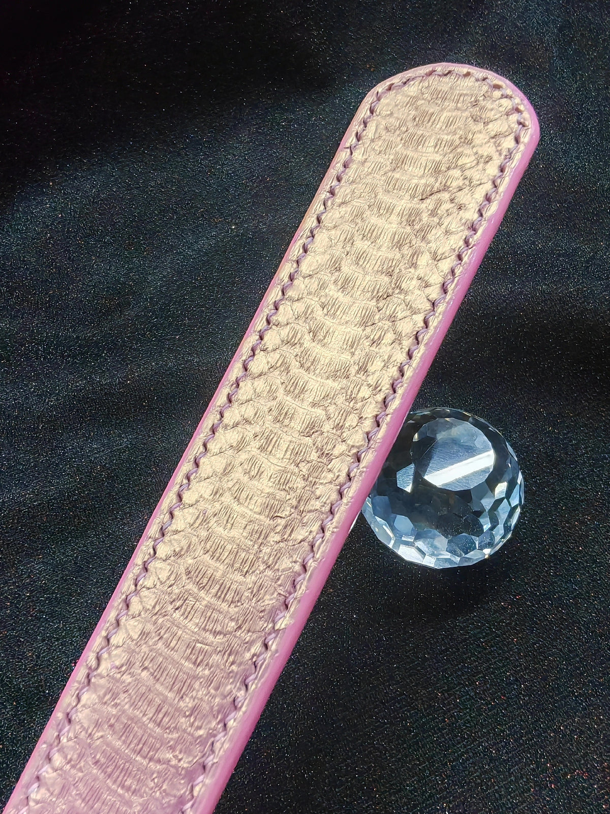 Sangle artisanale en cuir d'insecte rose doré