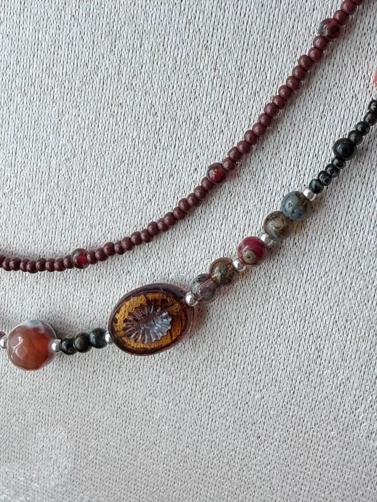 Collana a doppio strato con perline marrone artigianale