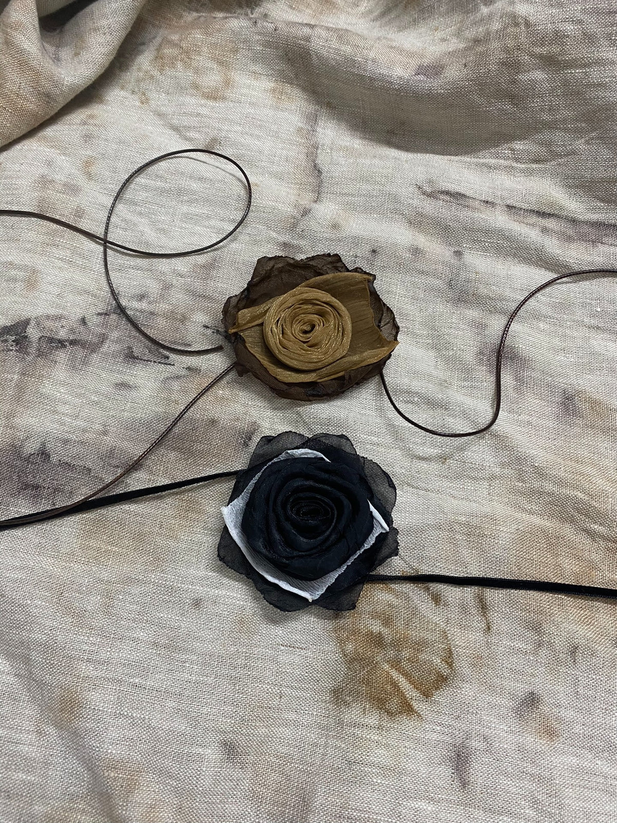Colier ras en tissu et rose séchée fait main