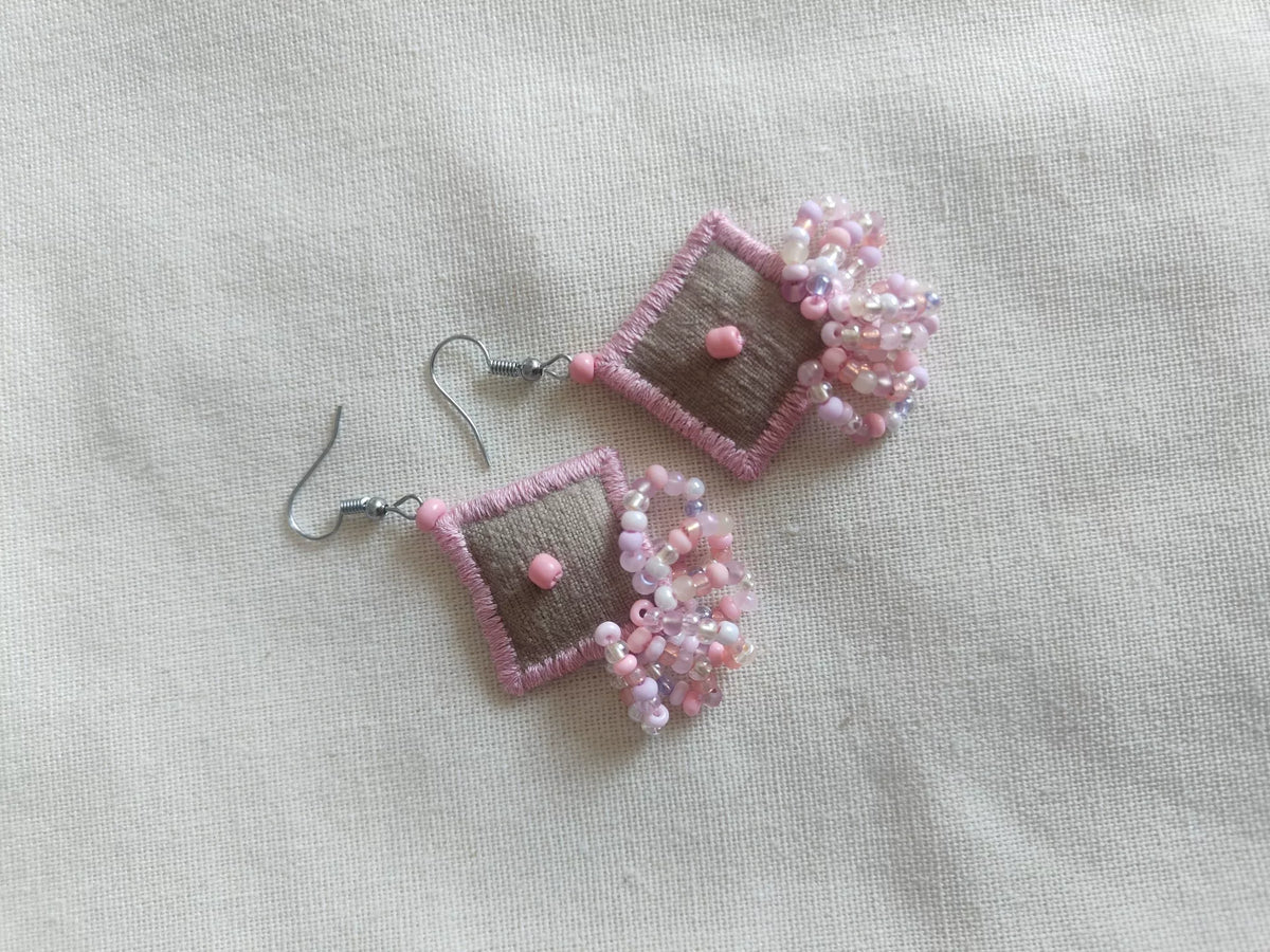 Brincos de Tecido Rosa com Contas e Franja à Mão