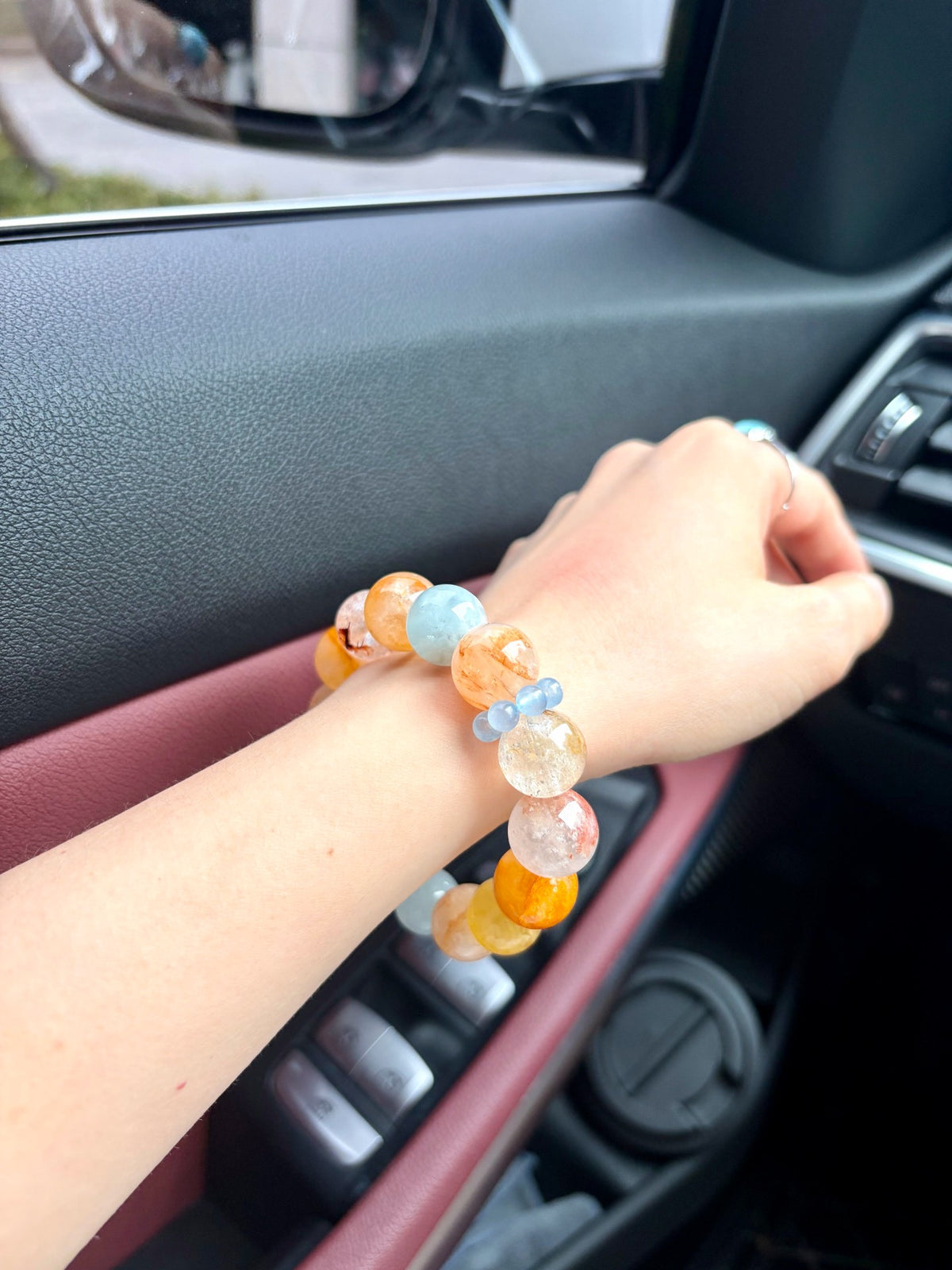 Armband aus Natursteinperlen in gemischten Farben