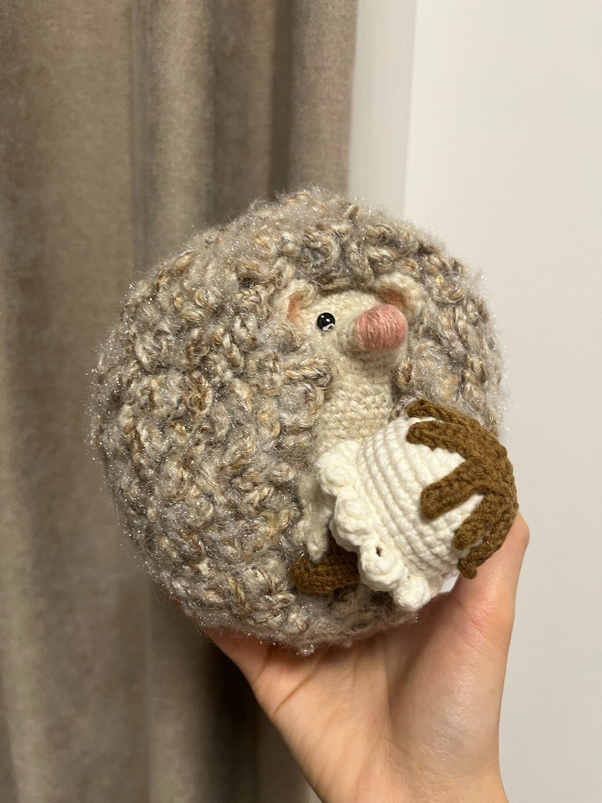 Handgemachtes gehäkeltes Igel-Plüschtier mit Cupcake