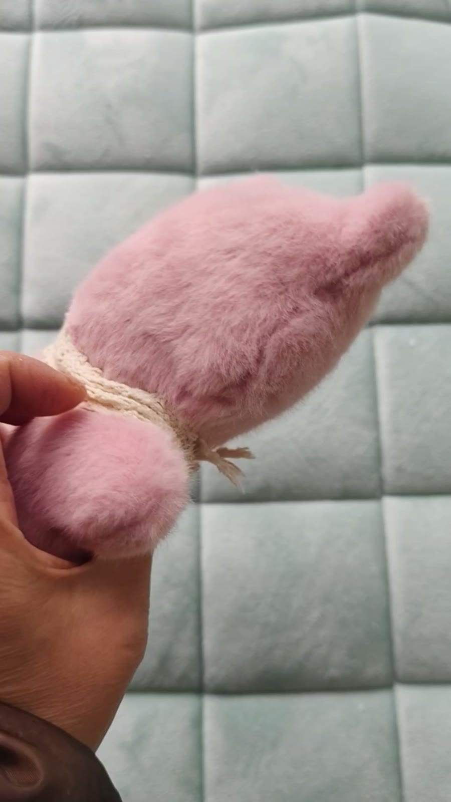Handsydd rosa mjukiskkatt med pipa