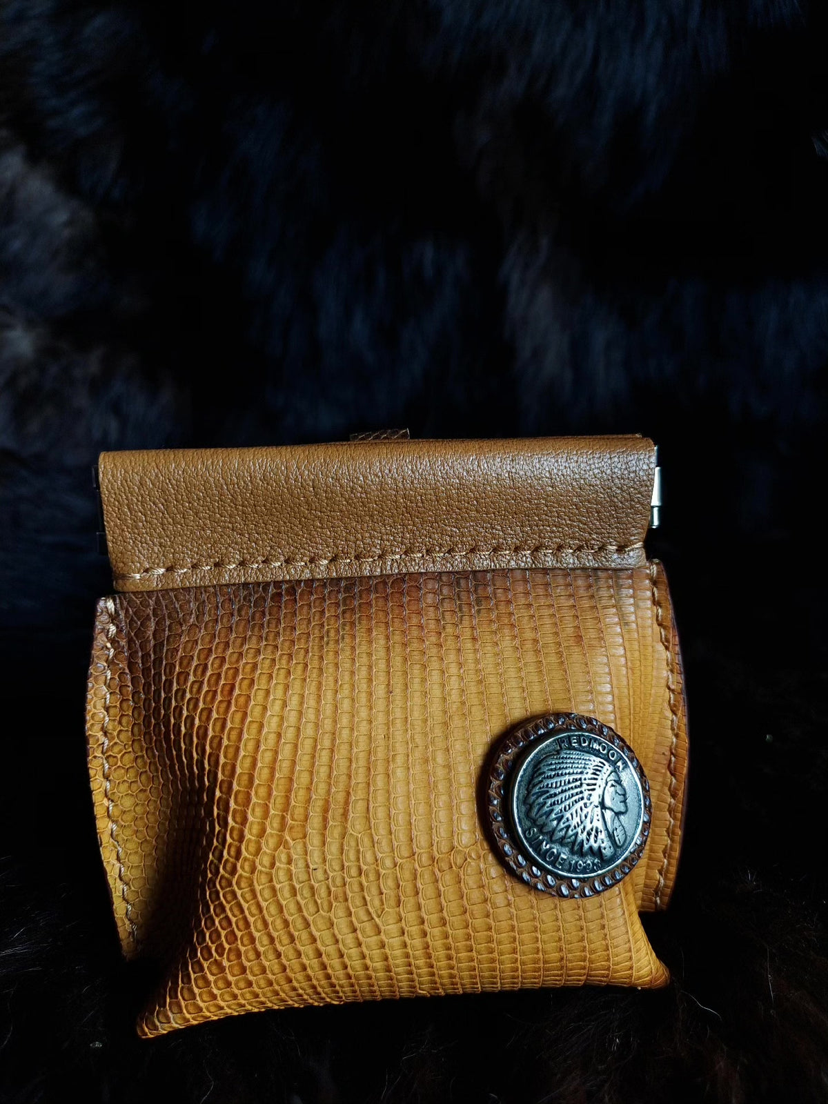 Porte-monnaie en cuir exotique artisanal avec concho