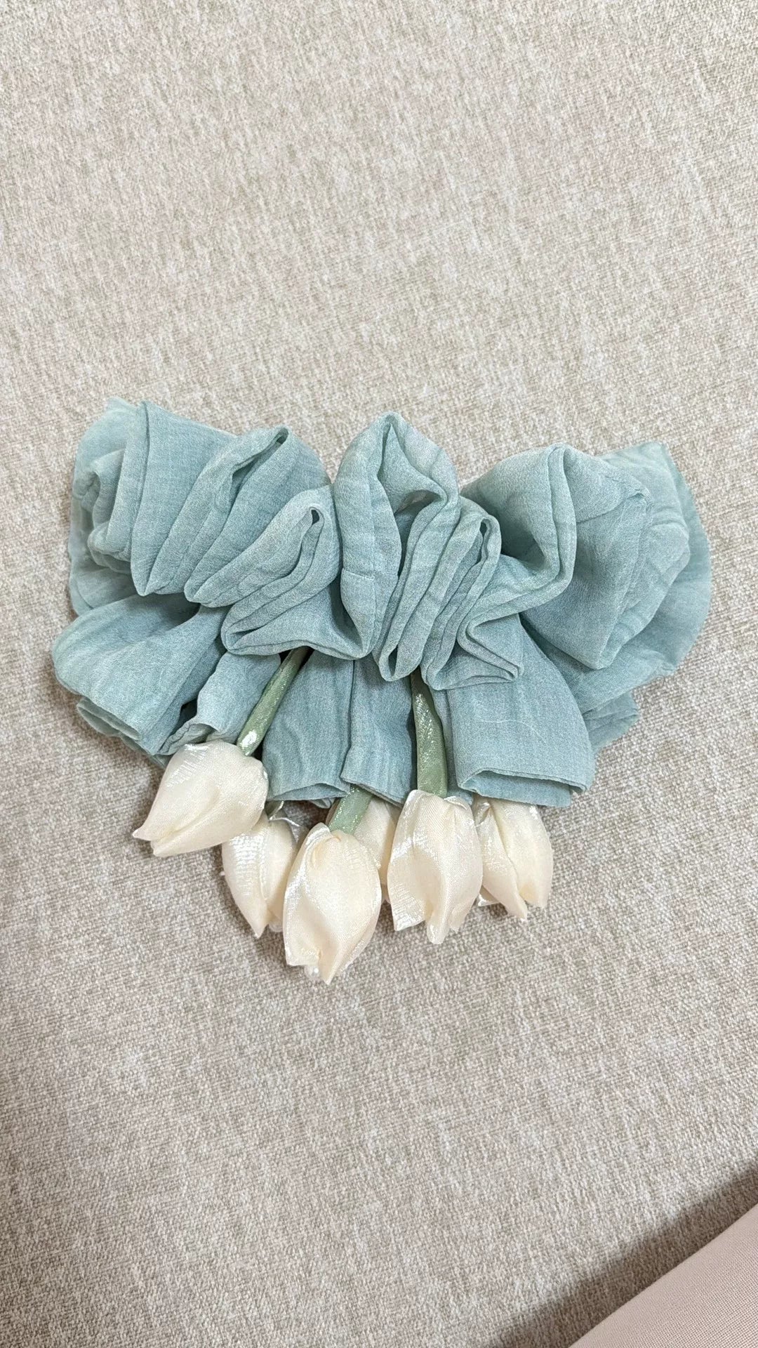 Molletta per capelli con balze azzurro acqua e tulipani