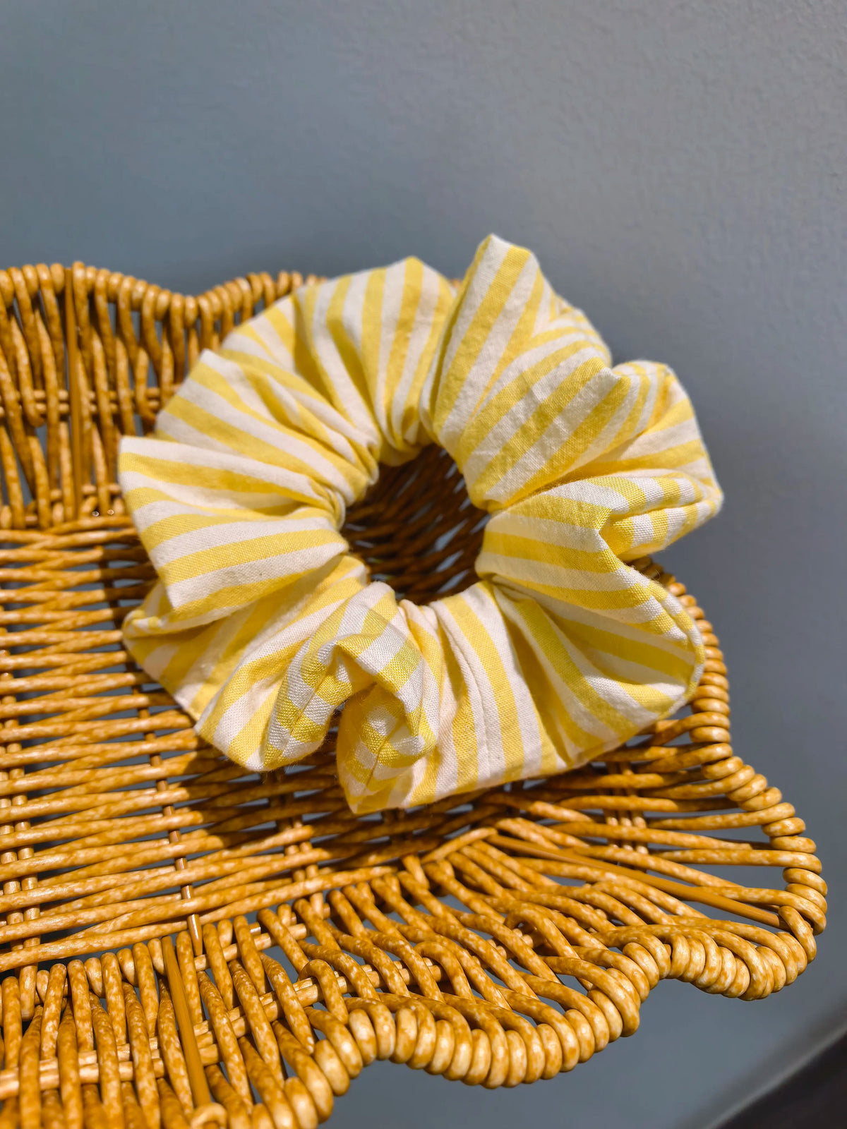 Scrunchie in cotone a righe giallo limone