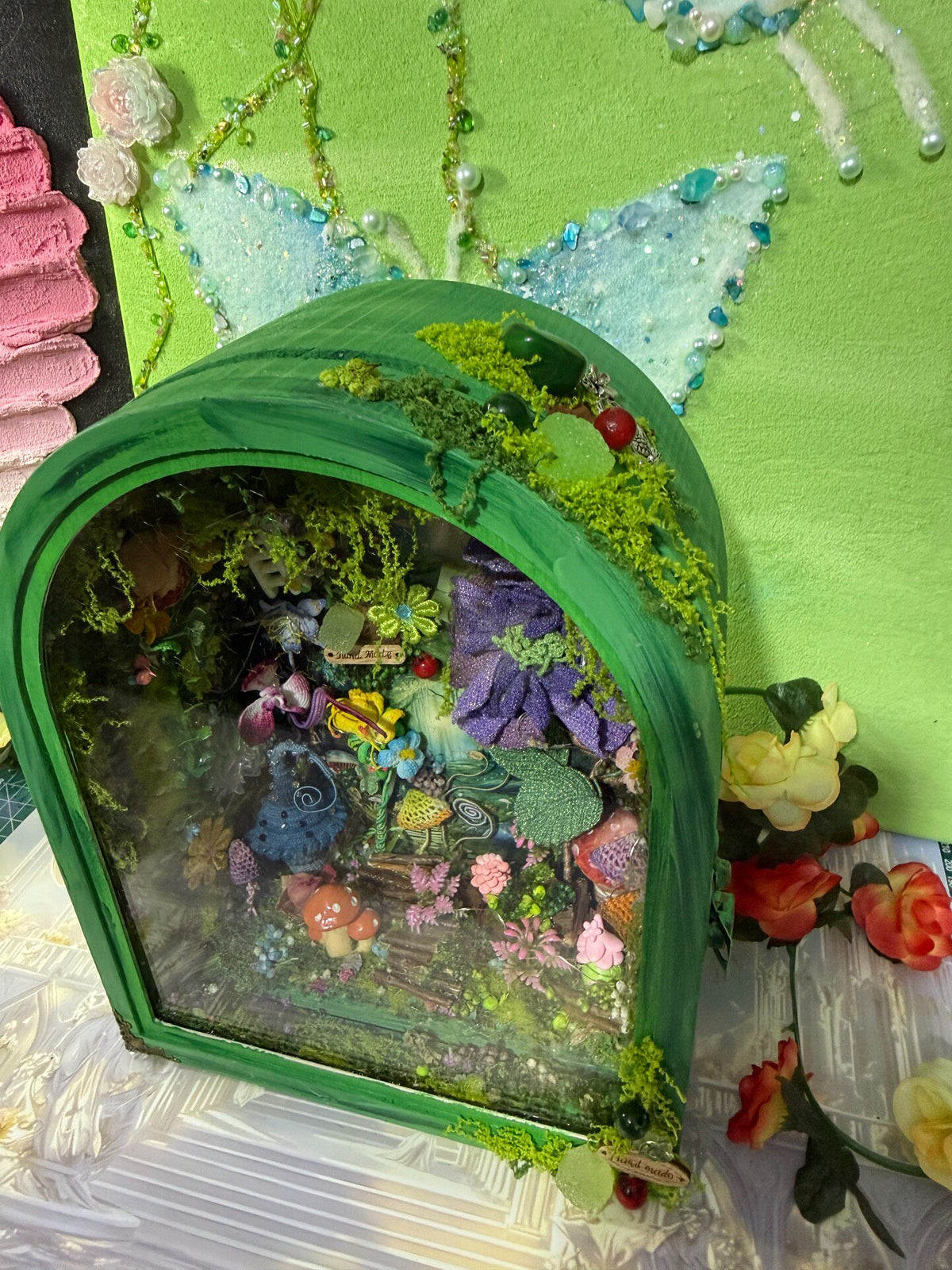 Diorama de bosque en miniatura hecho a mano en marco de madera verde