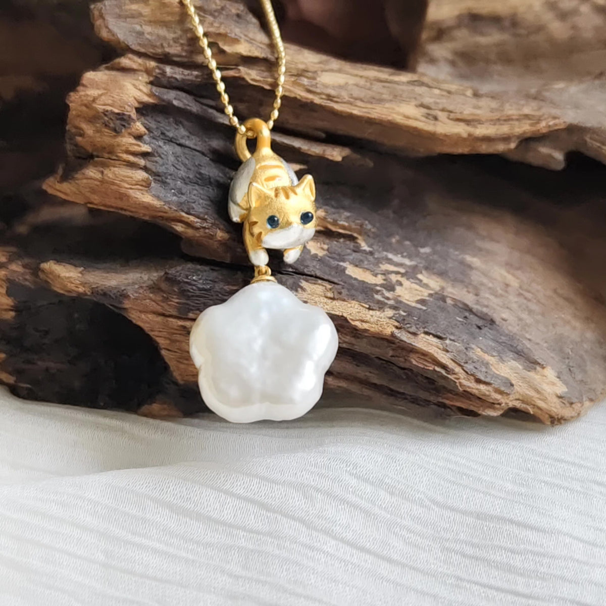 Collier chat avec perle fleur de prunier de 18 mm