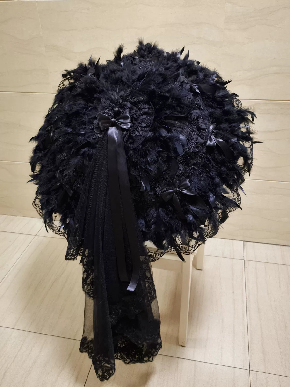 Parasole Gothic Lolita artigianale in piume nere