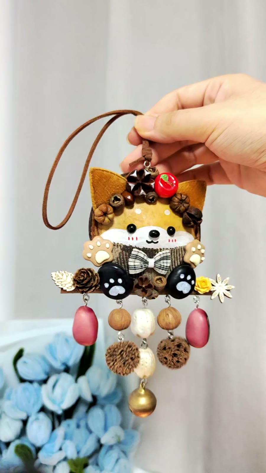 Adorno colgante de Shiba Inu en vaina natural hecho a mano