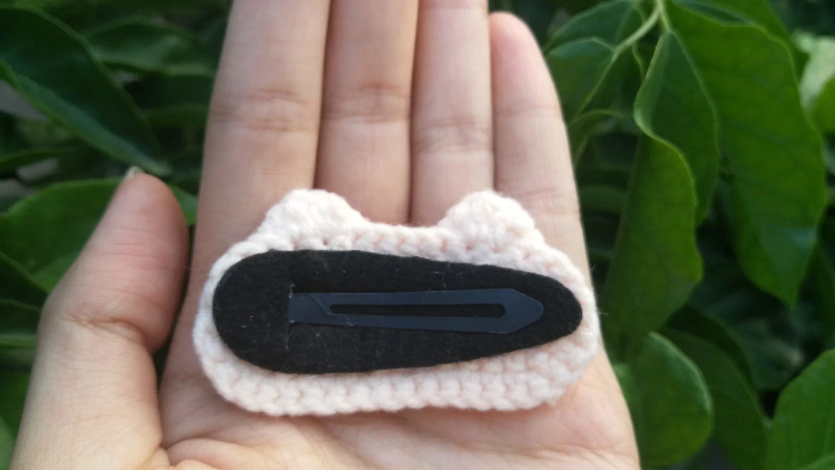 Pinza para el pelo de cerdo tejida a mano crema