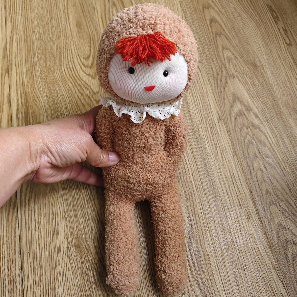 Handgefertigte Sockenpuppe Mädchen mit Spitzenkragen
