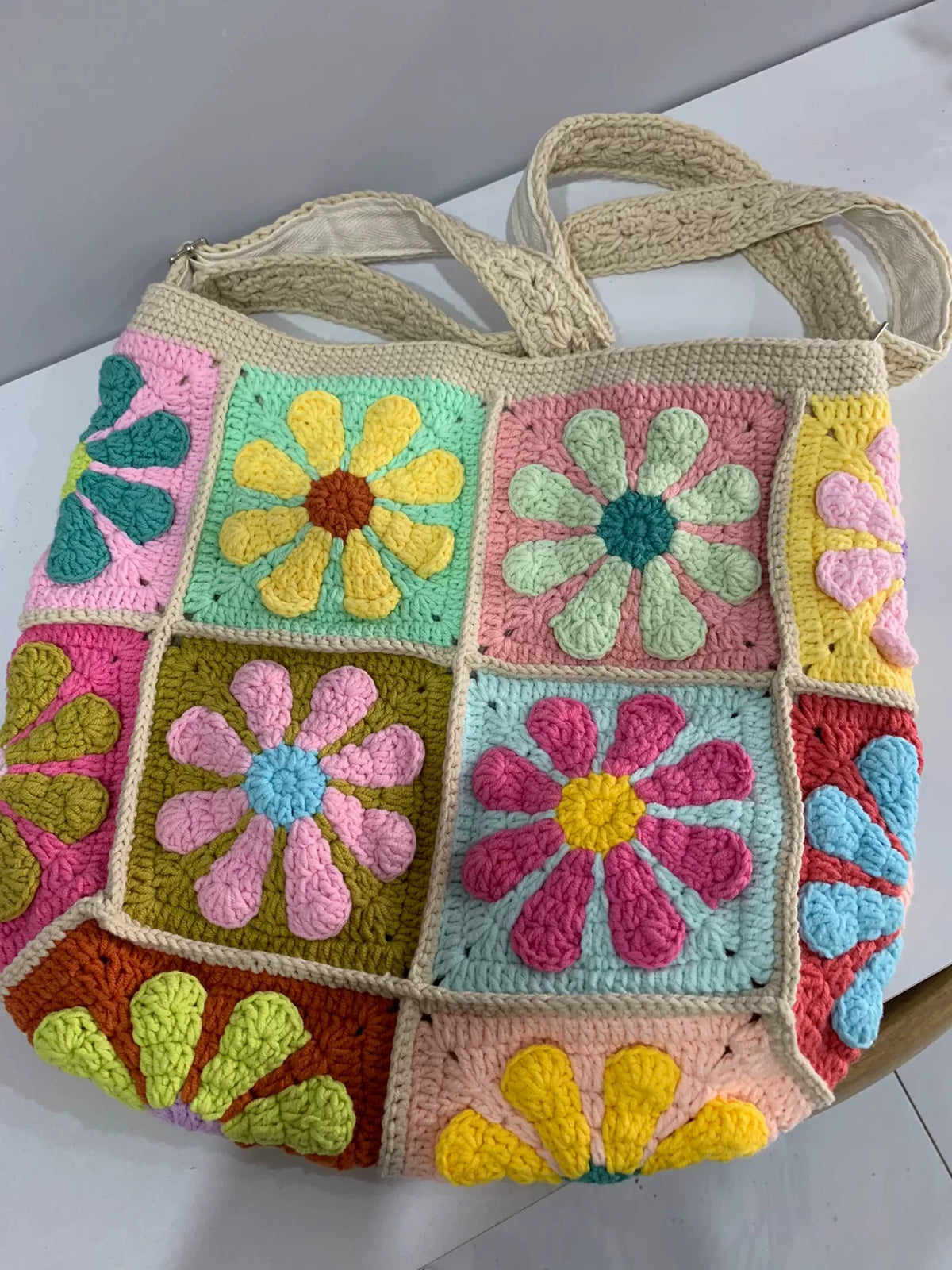 Gehäkelte Umhänche mit erhabenem Blumenmotiv
