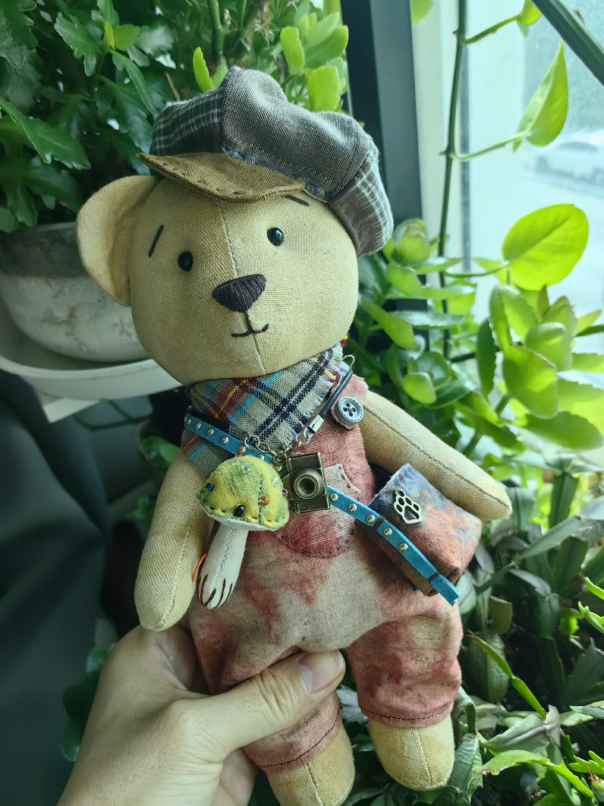 Pflanzengefärbter Stoff-Teddybär mit kariertem Schal