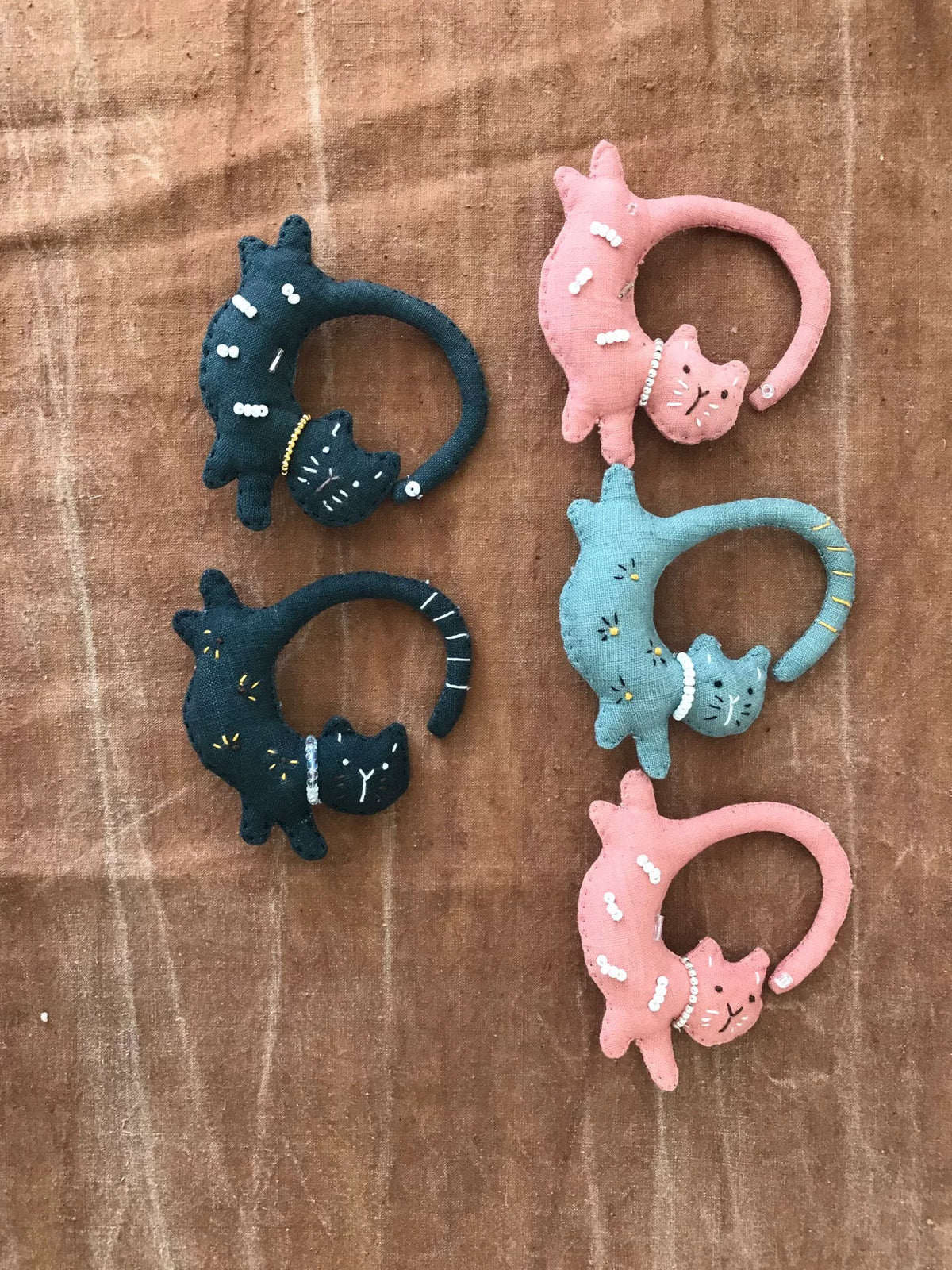 Handgefertigte Katzenbroche aus handgewebtem Baumwollstoff