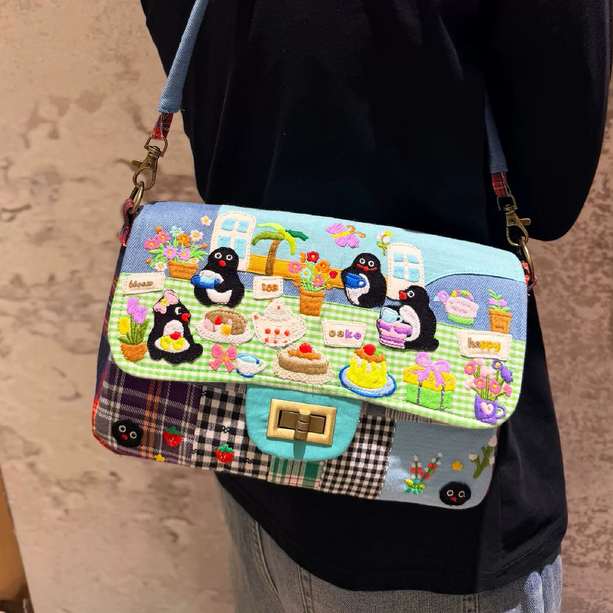 Pingu Patchwork-Umhängetasche bestickt