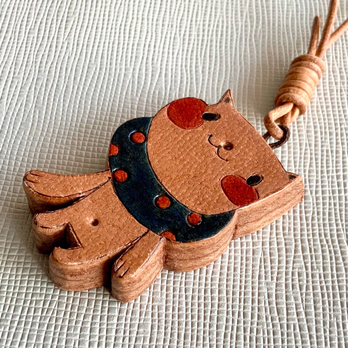Pingente de Gato em Couro Artesanal para Chaveiro e Bolsa