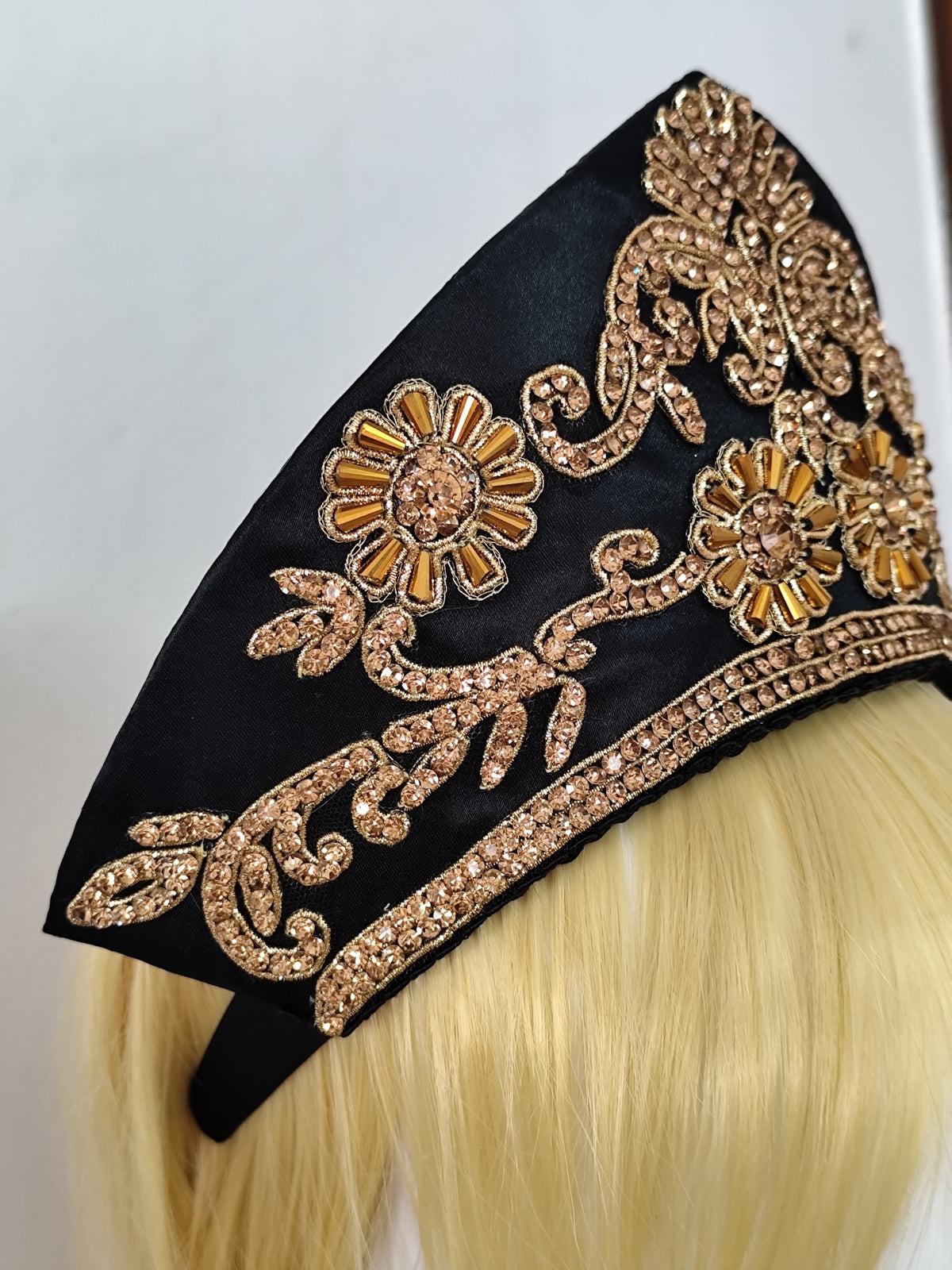 Gothic lolita-kokoshnik-krona med svart tyllslöja
