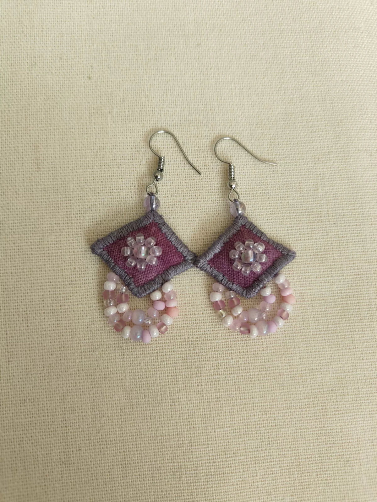 Boucles d'oreilles artisanales en tissu violet avec perles et frange