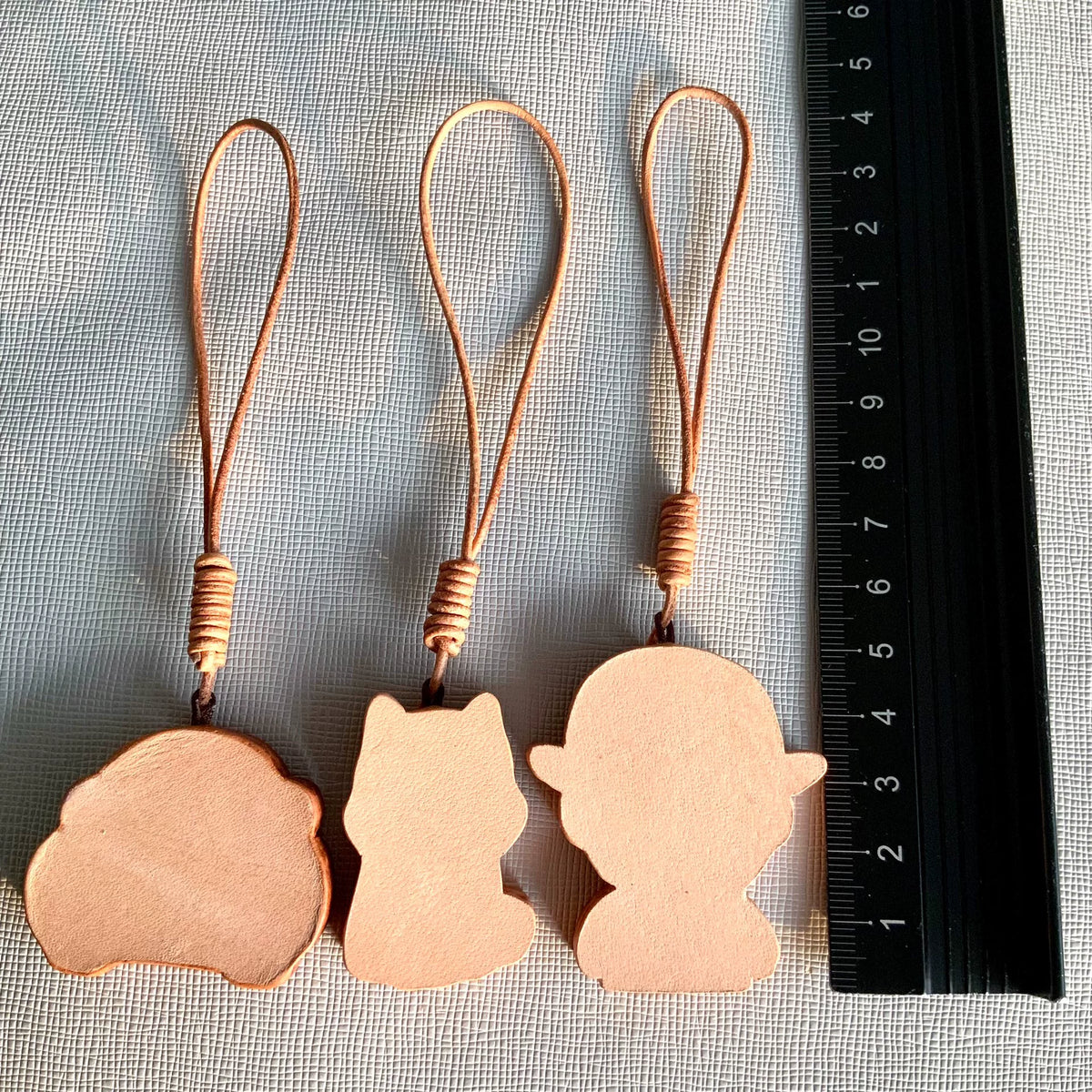 Conjunto de Três Charms de Couro Esculpidos à Mão