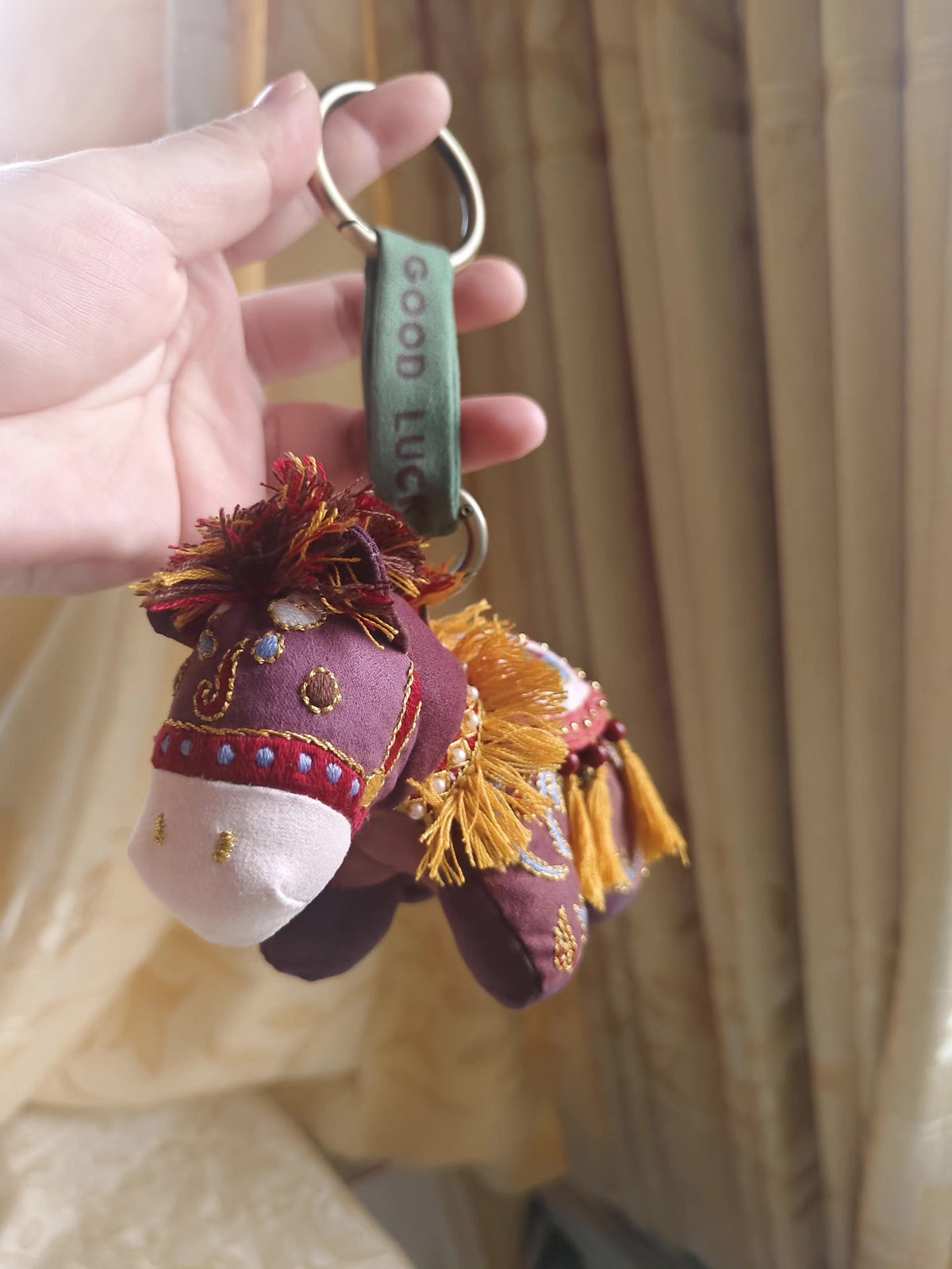 Handgakte Hani Gebordurde Paardenhanger Bordeaux