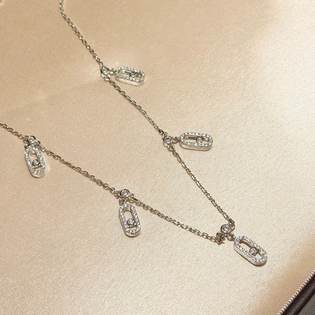 Halsband i silver med fem glidande hängen