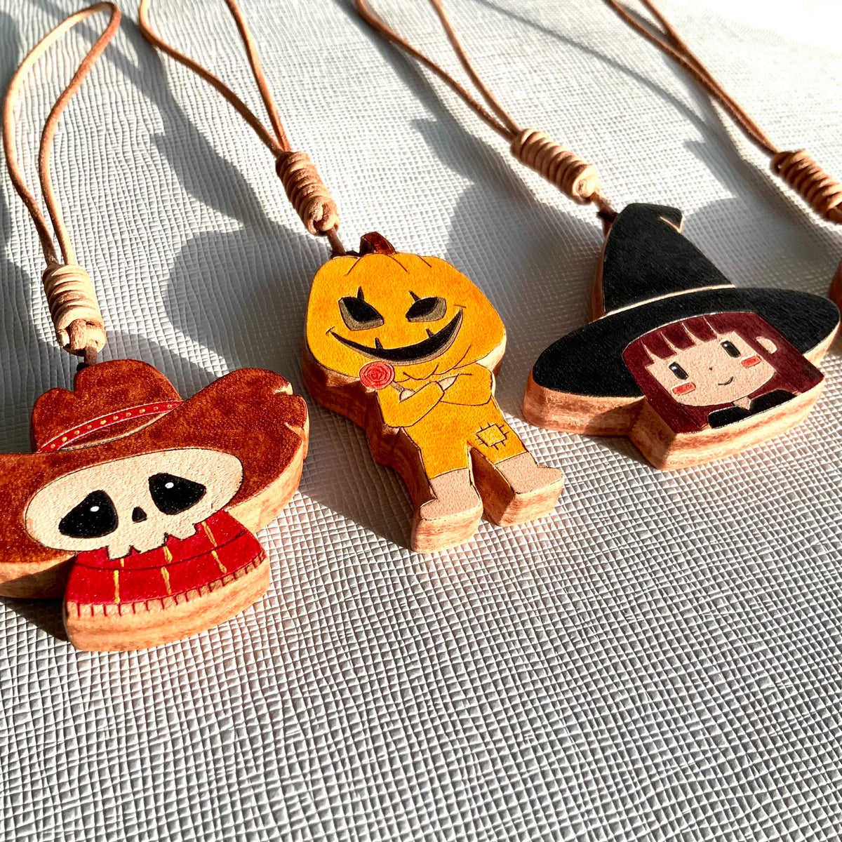 Juego de cuatro colgantes de cuero Halloween