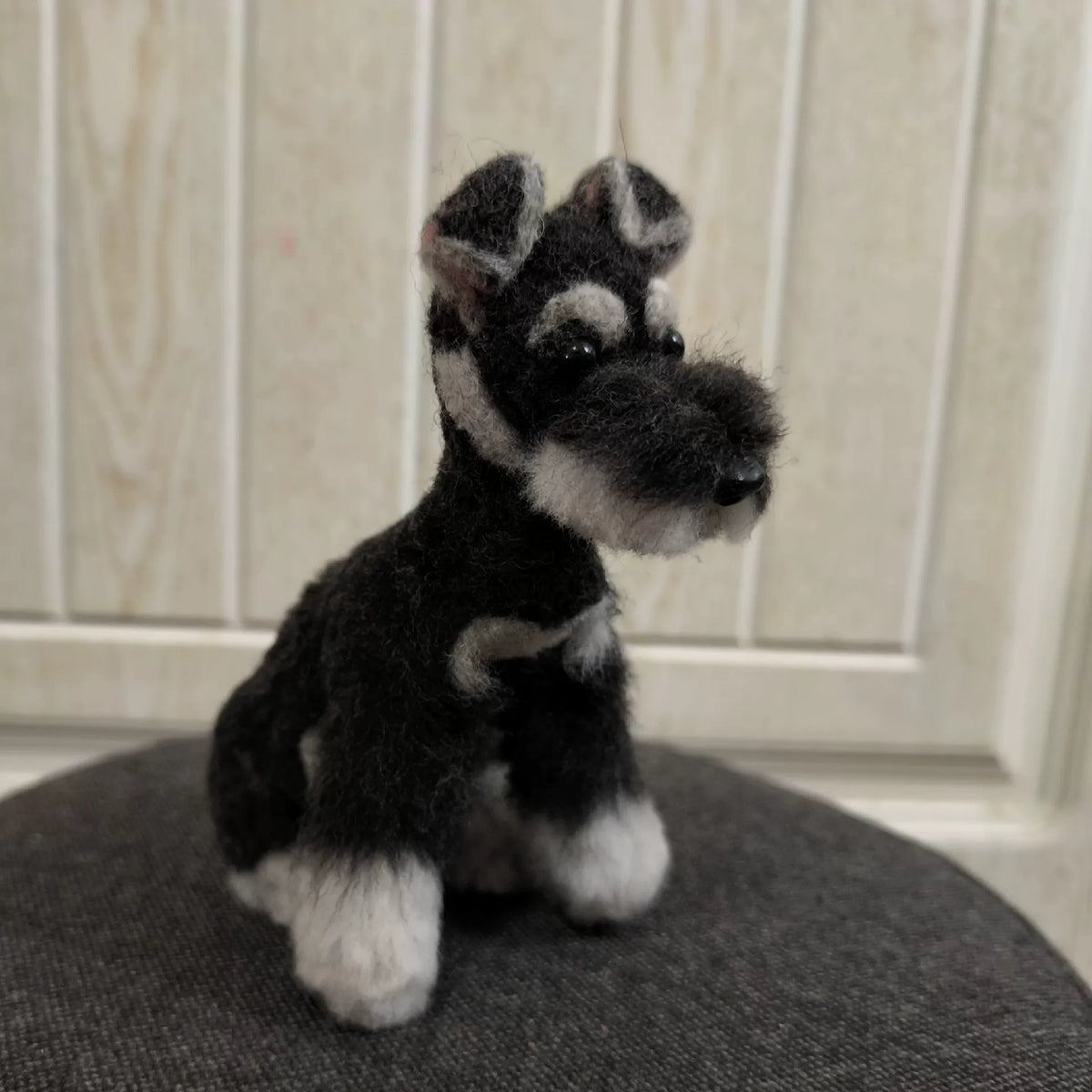 Handgefertigte schwarze Schnauzer-Puppenfigur aus Wollfilz