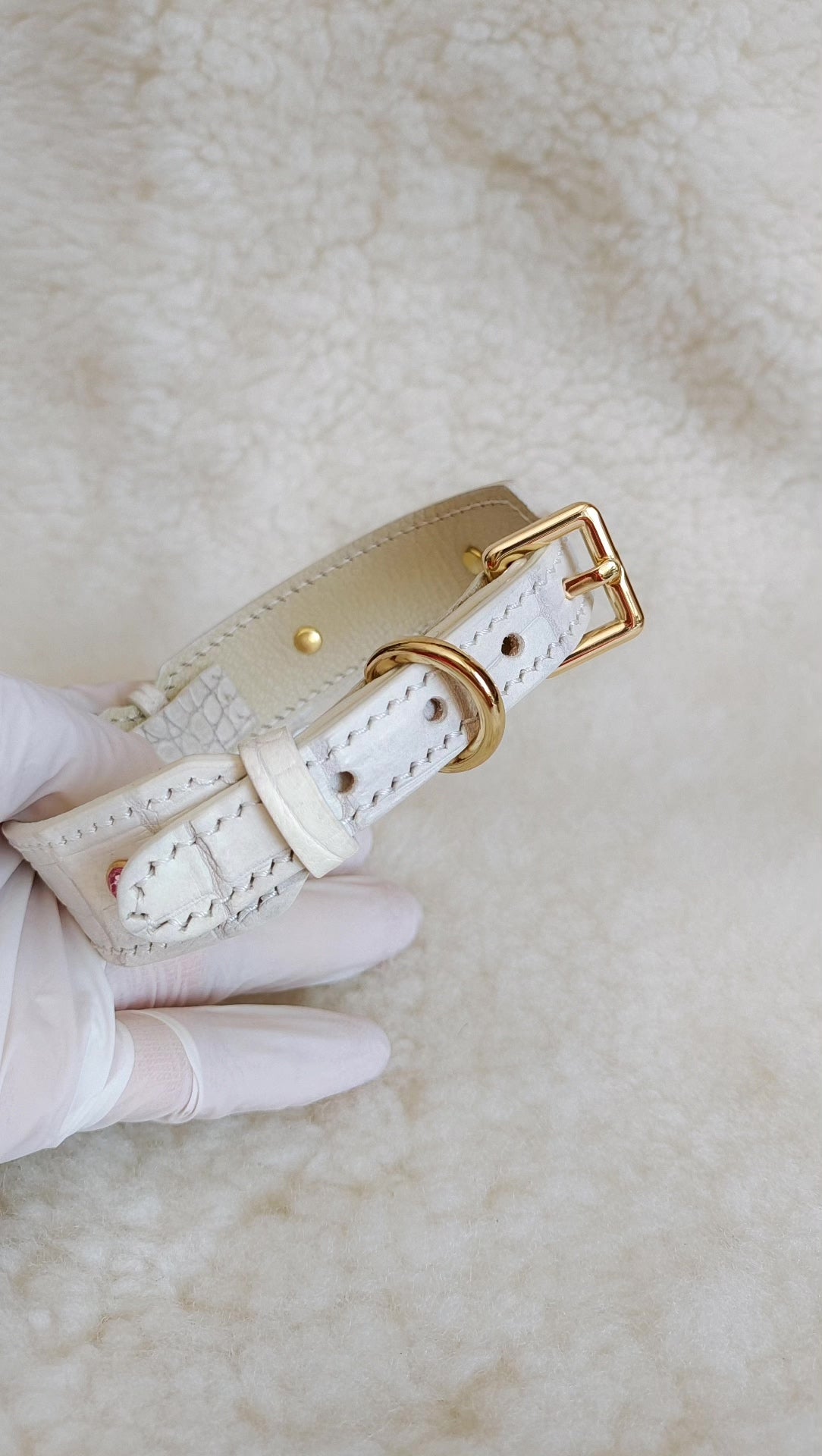 Handgjord hundhalsband i krokodilläder med rosa kristaller