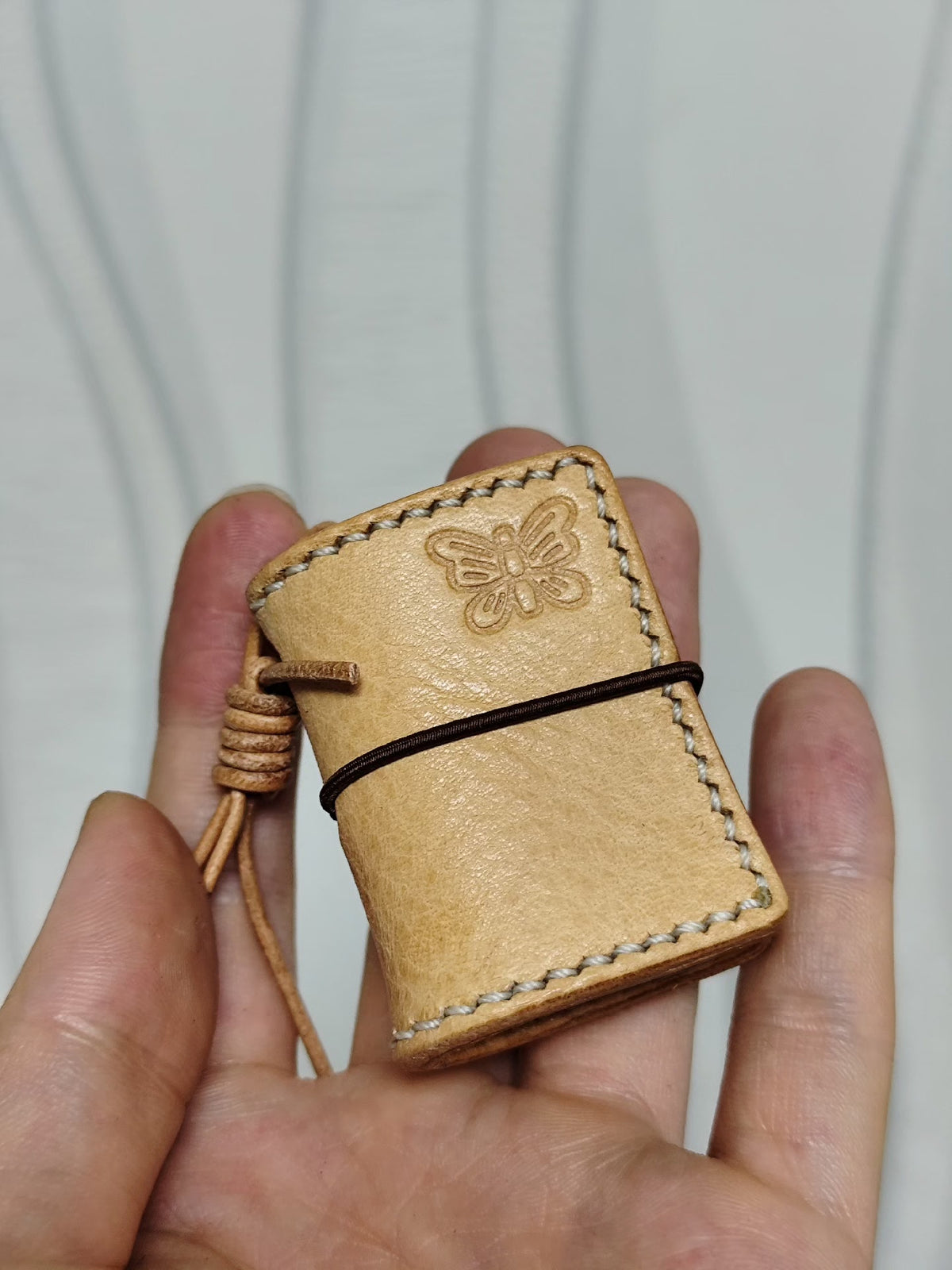Charm per taccuino in pelle con stampa a farfalla