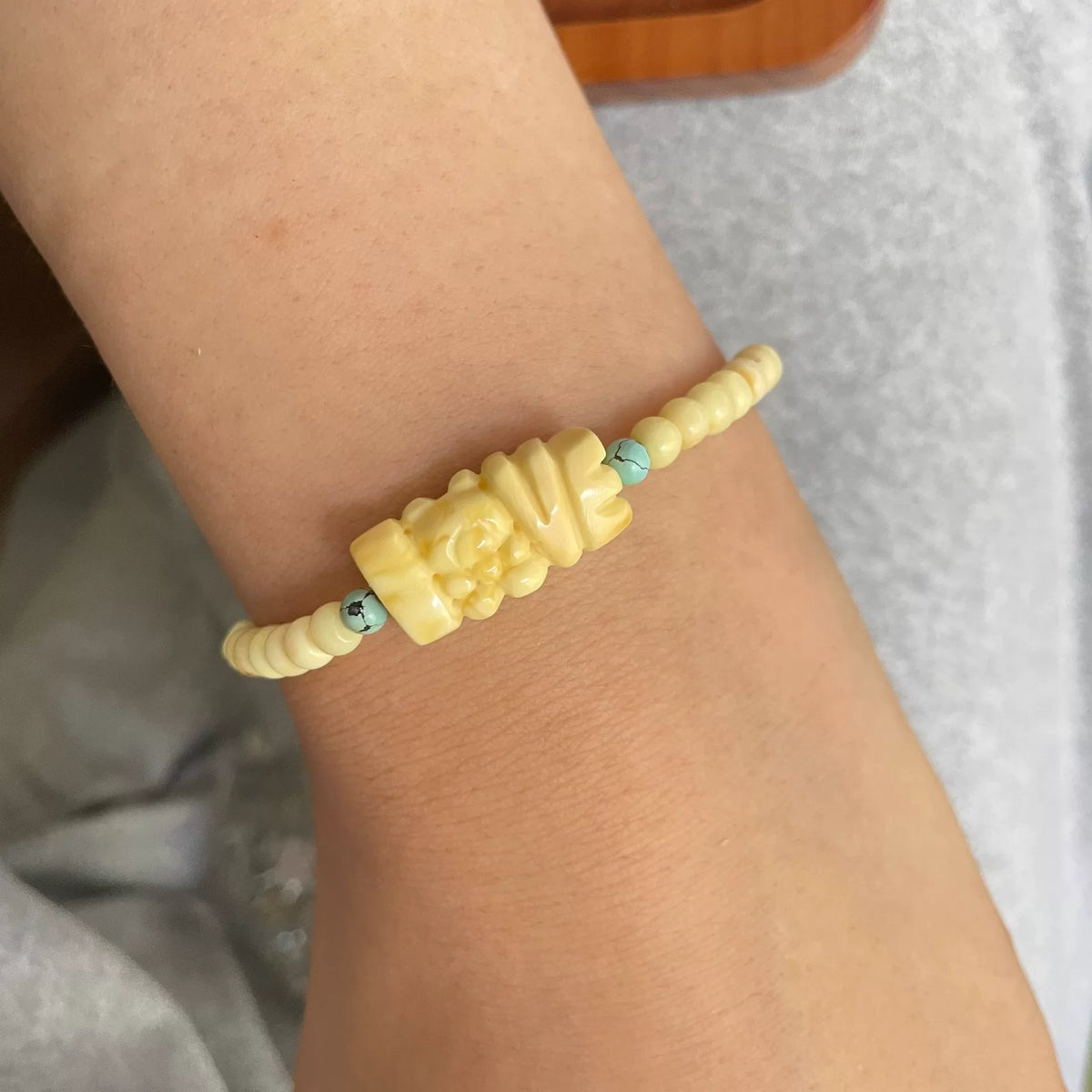 Armband med naturlig vaxbärsten och björnmotiv