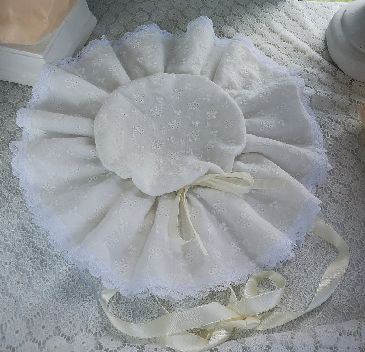 Chapéu Vintage de Renda de Algodão Branco com Folhos
