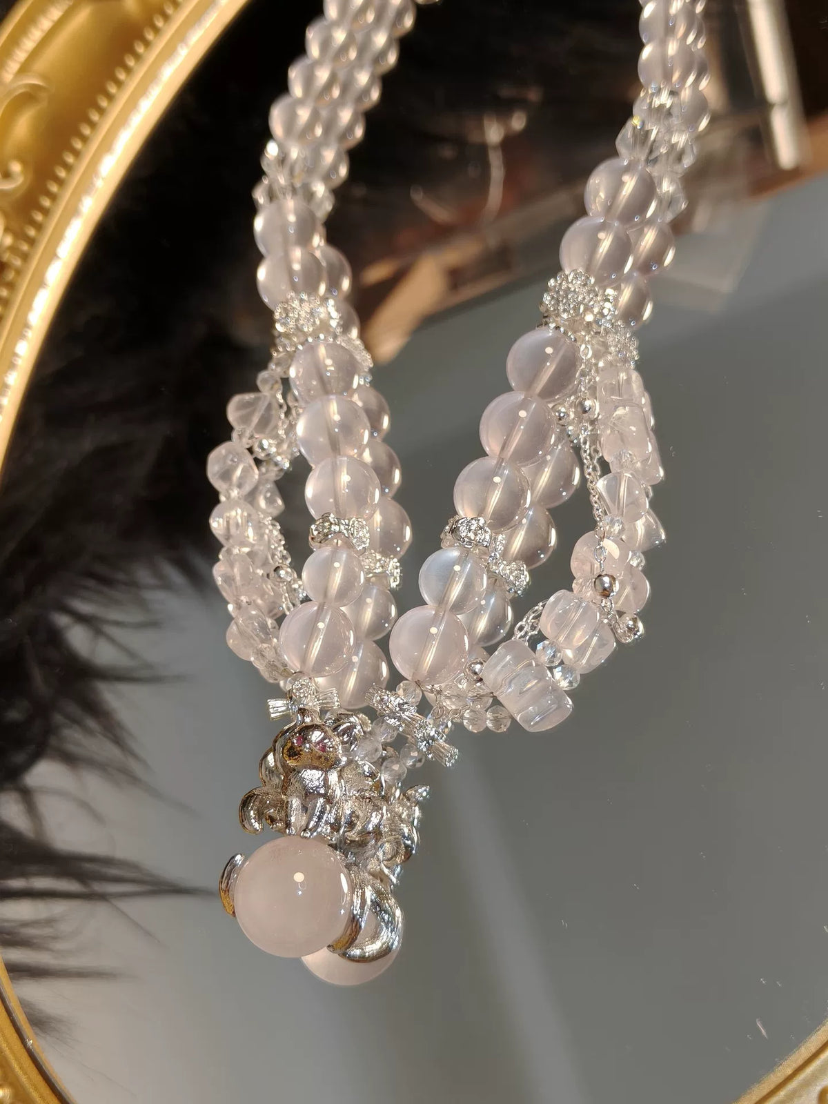 Collana a più fili in perline con ciondolo volpe in quarzo rosa