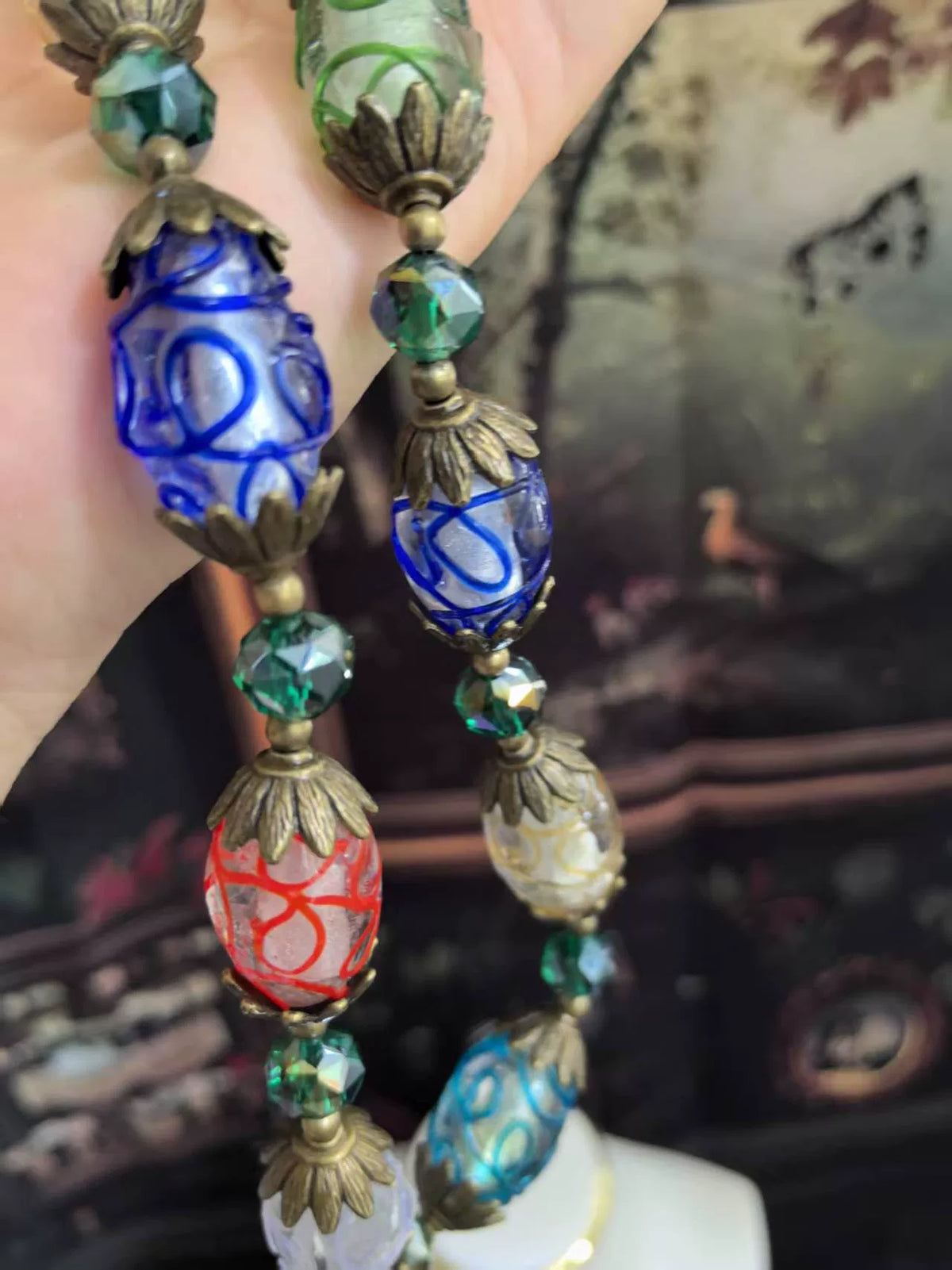 Collier en verre soufflé avec perles barillet et volutes