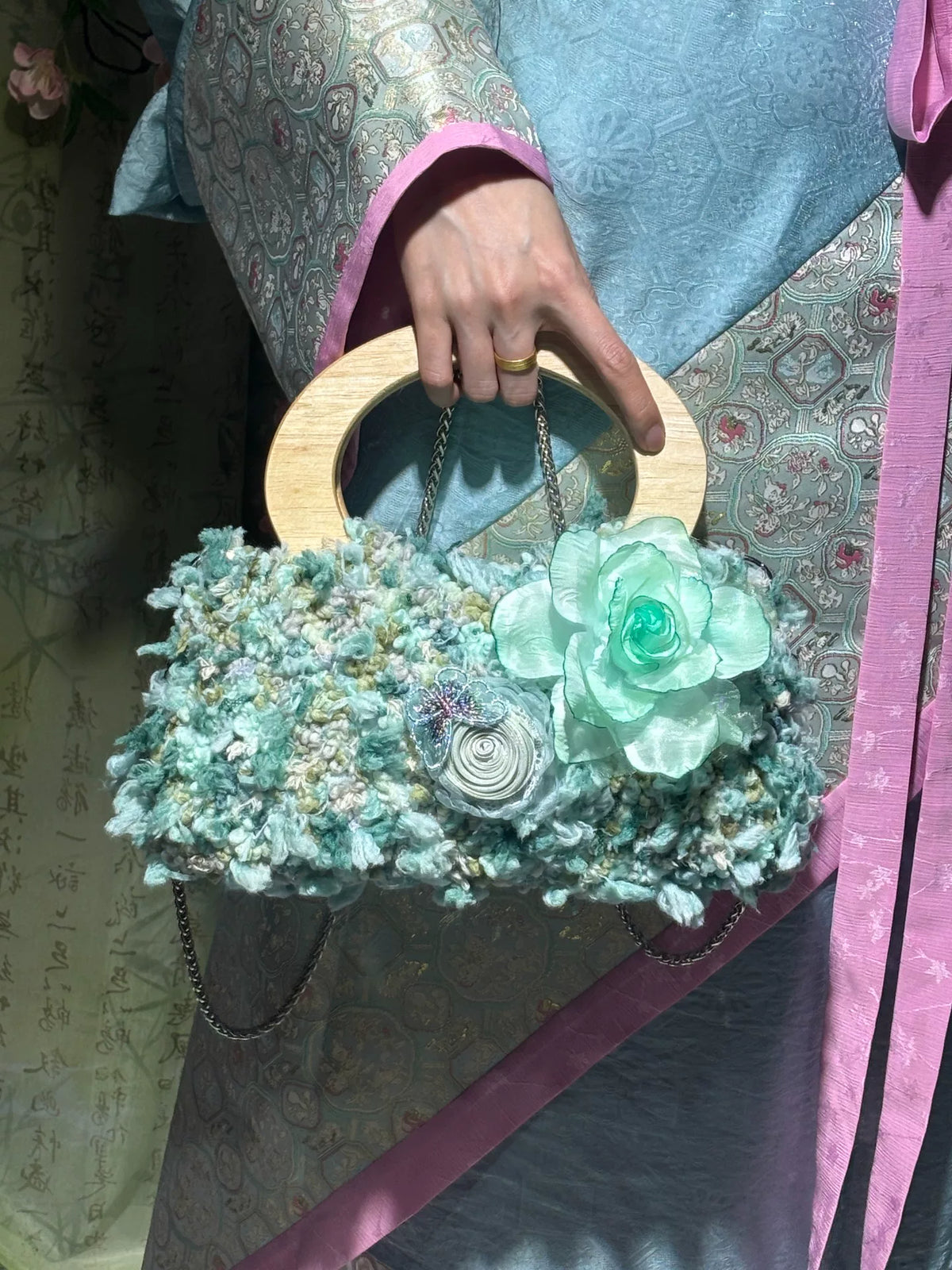Blumige Häkel-Handtasche mit Bügelgriff