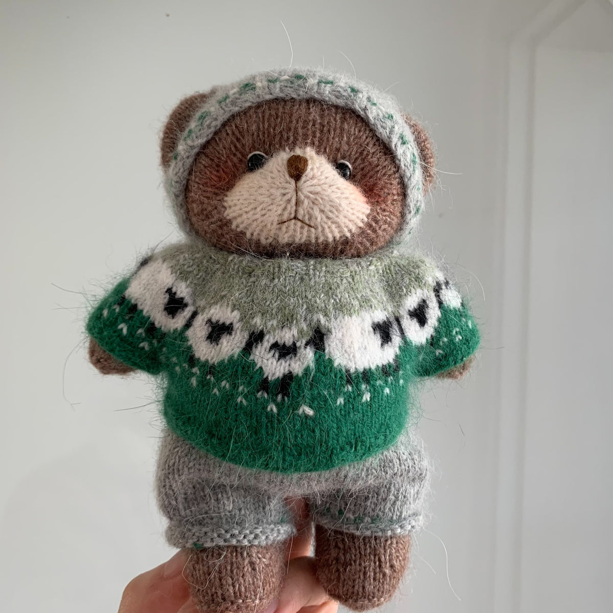 Handgebreide Teddy Beer met Groene Trui