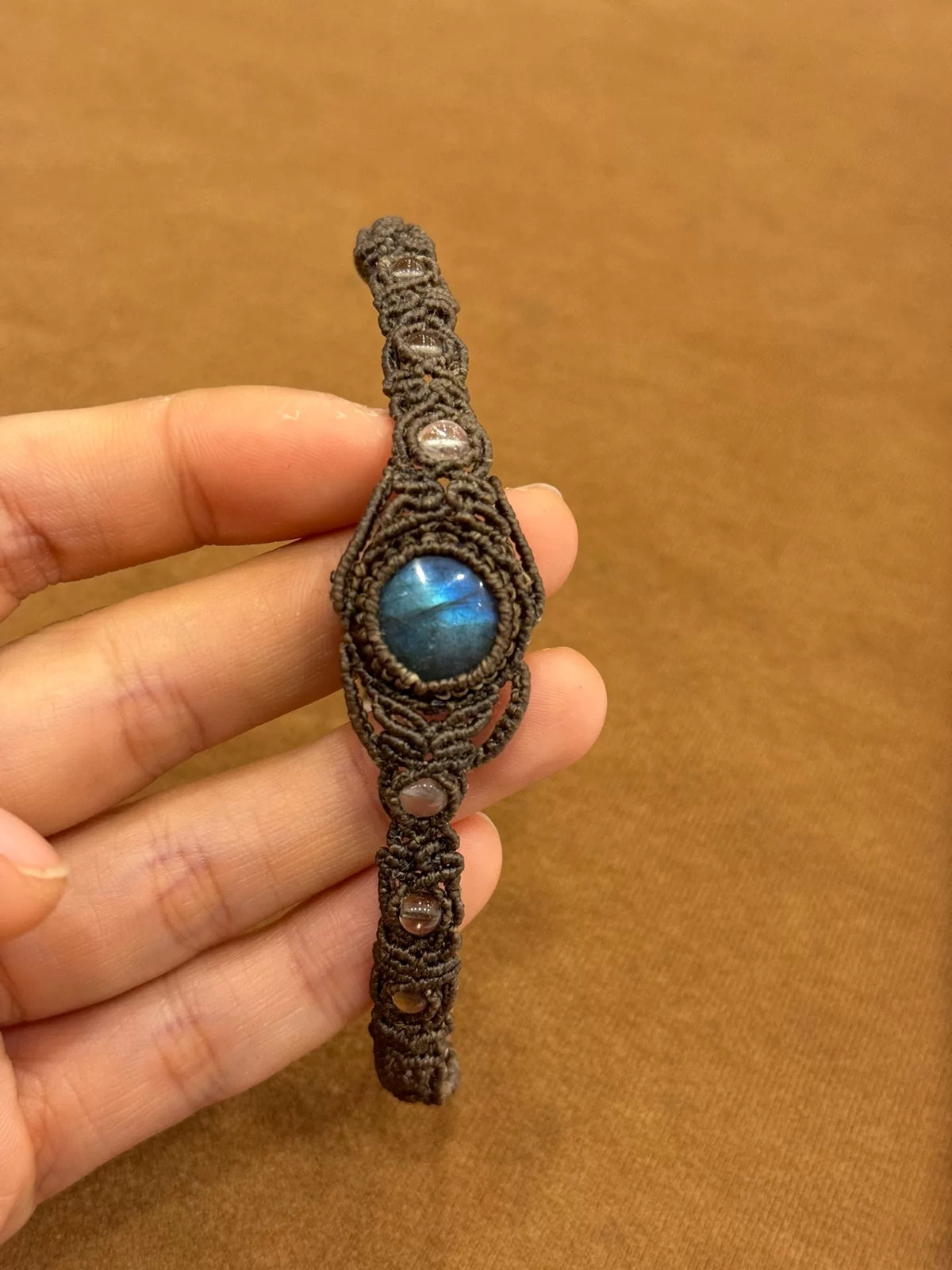 Handgefertigtes Makramee-Armband mit Labradorit