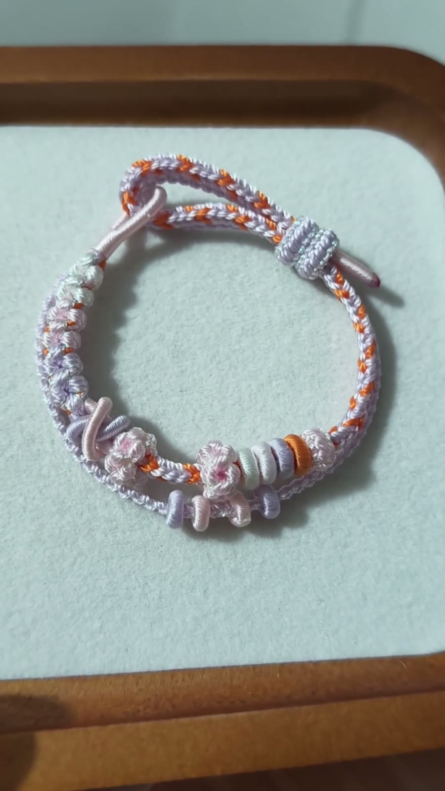 Handvävt armband i snöre vit och orange blomma