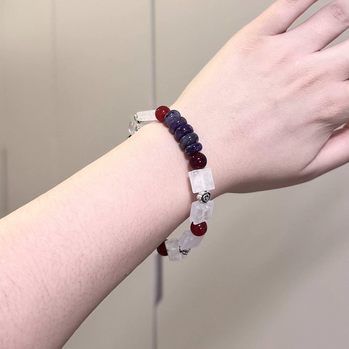 Weißer Phantomquarz, roter Achat, Granat und Charoit Armband