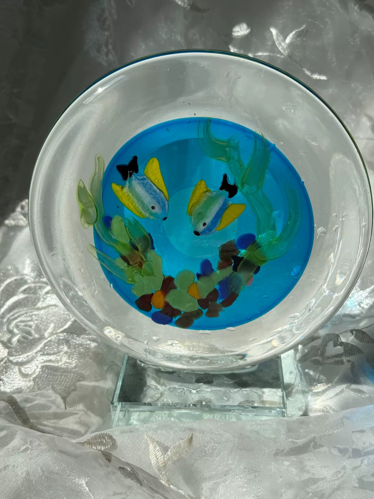 Presse-papier en verre avec scène de poissons bleus