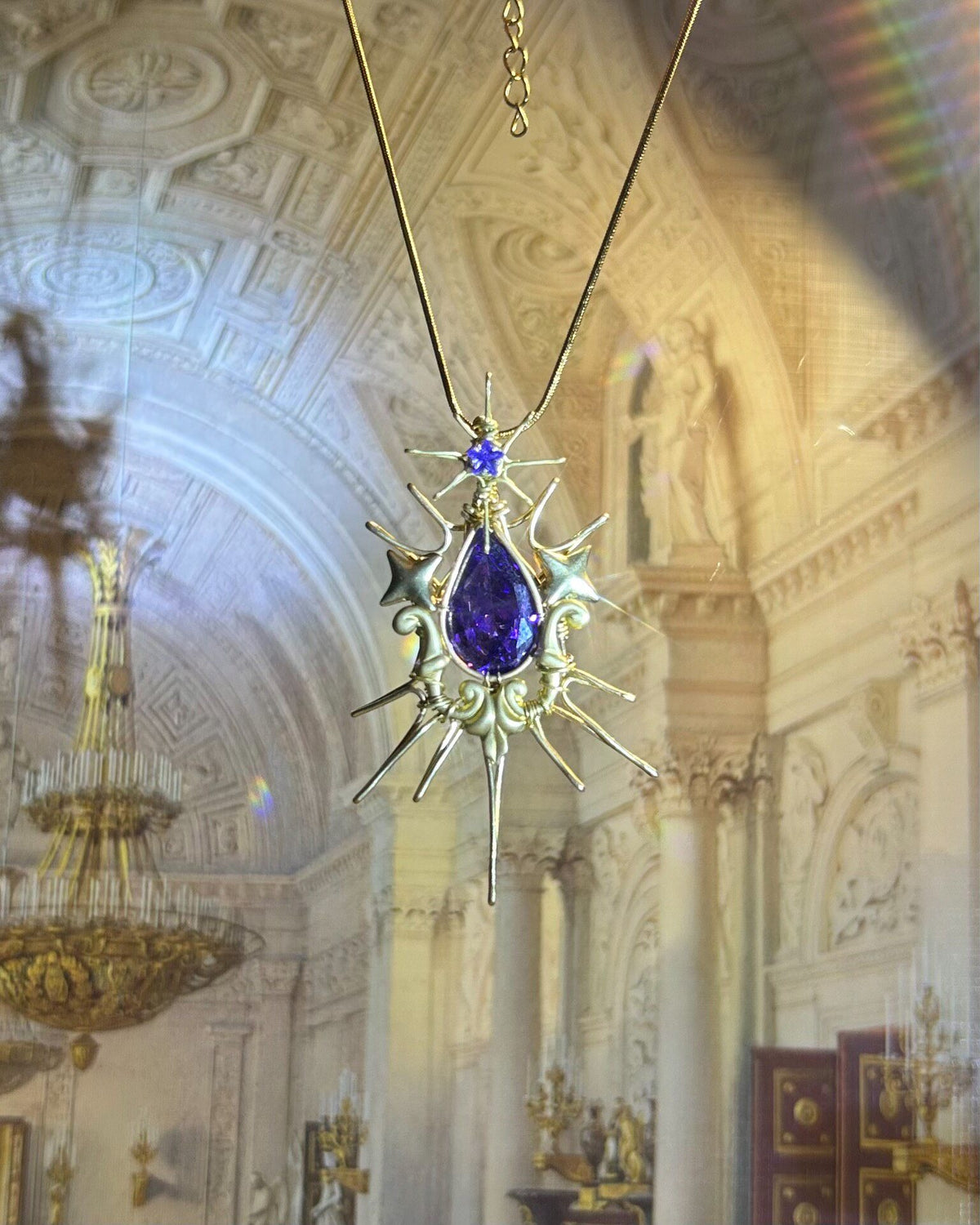 Ciondolo corona con zircone viola avvolto in filo d'ottone