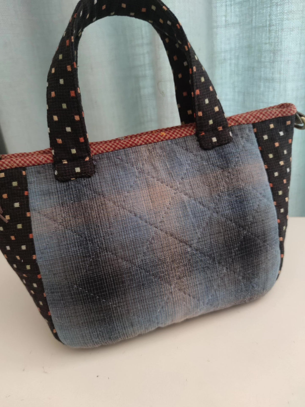Bolso de patchwork de tejido teñido hecho a mano